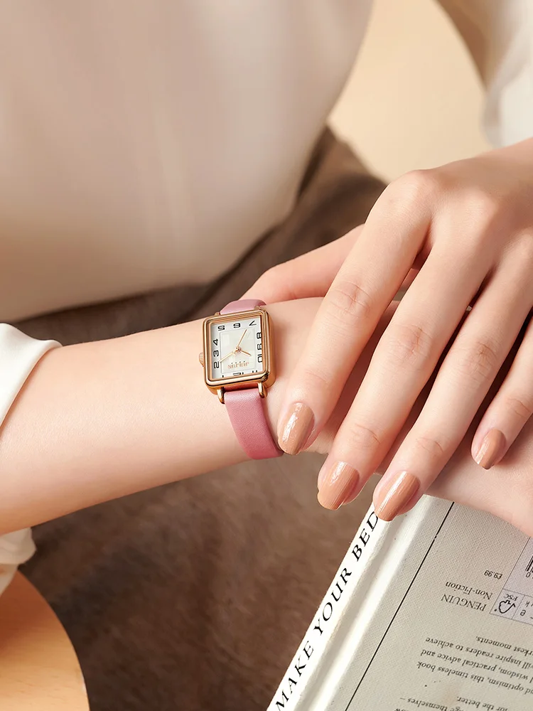 Women's watch, 2025 new style, simple student wristwatch, retro quartz small square wristwatch, high-end luxury women's watch.