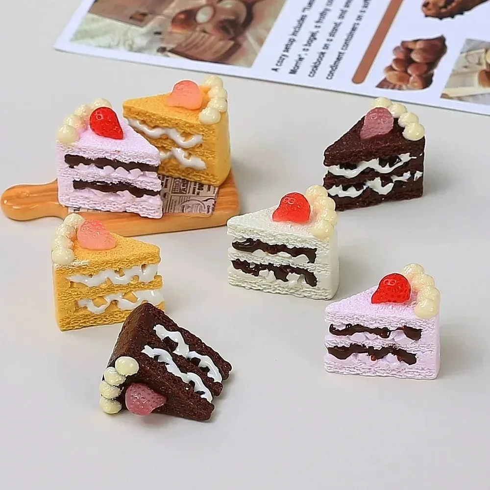 5Pcs Mini Resin Strawberry Cake Miniatures, Simulation Food Ornaments for Dollhouse Scene Decoration Accessories