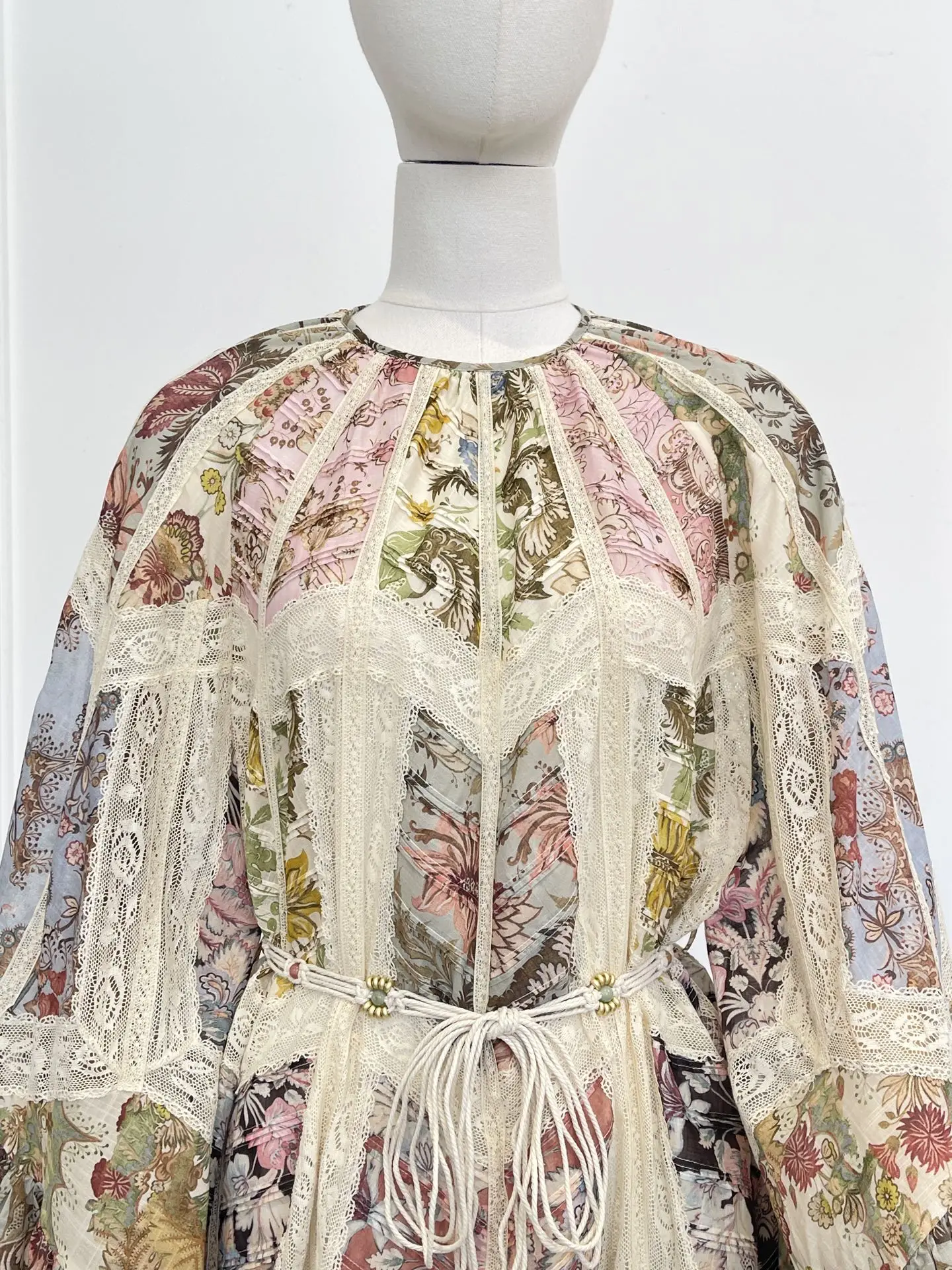 Wielobarwna sukienka mini z koronkowymi wstawkami w kwiatowy wzór, nowość 2025 dla kobiet