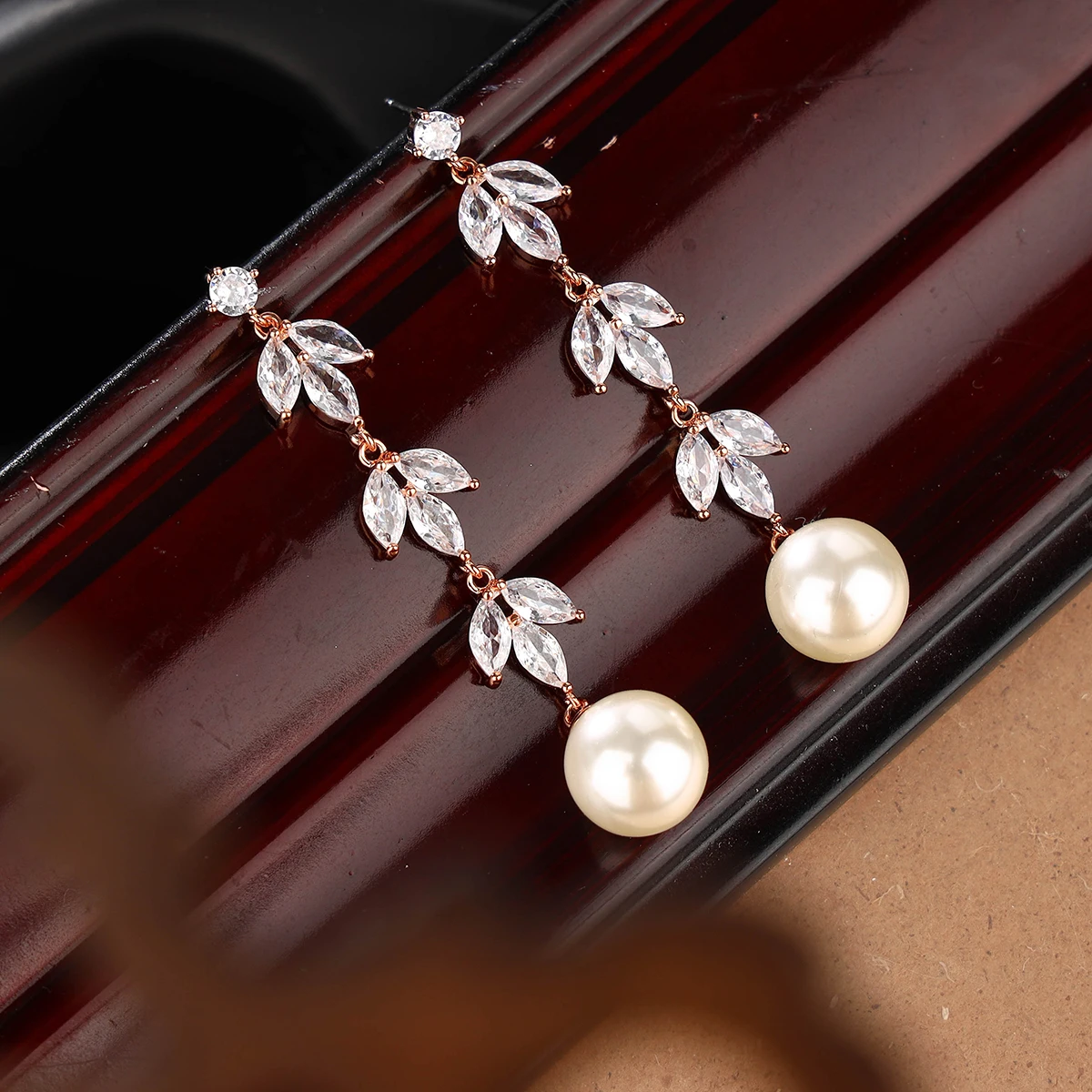 Pendientes elegantes de perlas drapeadas de diamantes de imitación, Pendientes colgantes de circonita cúbica para boda, fiesta de graduación, oro