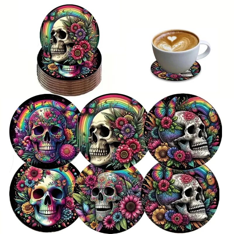 Ein 6-teiliges Set aus bunt bedruckten Untersetzern mit Totenkopf-Thema eignet sich für die Esstischdekoration zu Hause und als Weihnachtsgeschenk