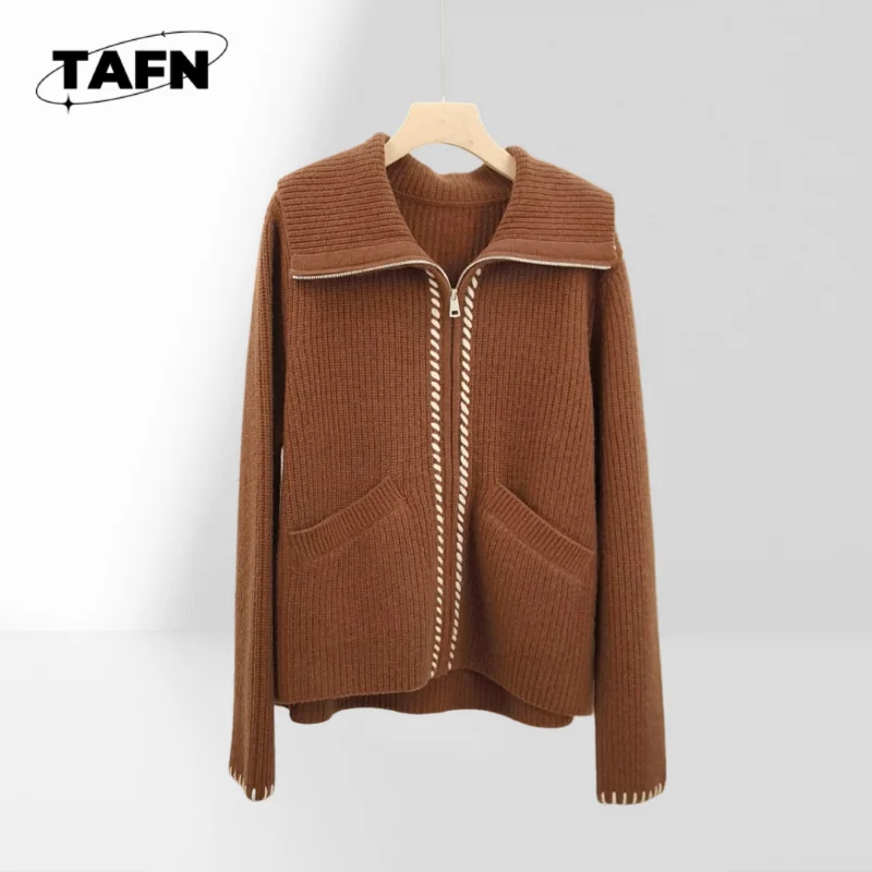 

Premium 2025 Classic Cashmere Cardigan with Vintage Touch, for Casual Settings for Keeping Warm in Casual Settings AJ1836
