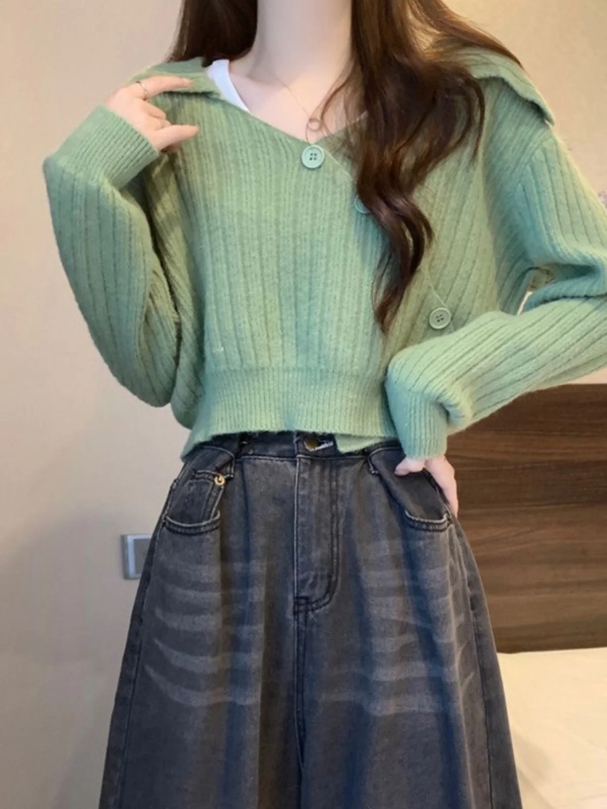 كنزة نسائية محبوكة جديدة لربيع وخريف 2025 بياقة على شكل V وأكمام طويلة، تصميم قصير بخصر مرتفع وأزرار، قميص أساسي بقصة مستقيمة... #3