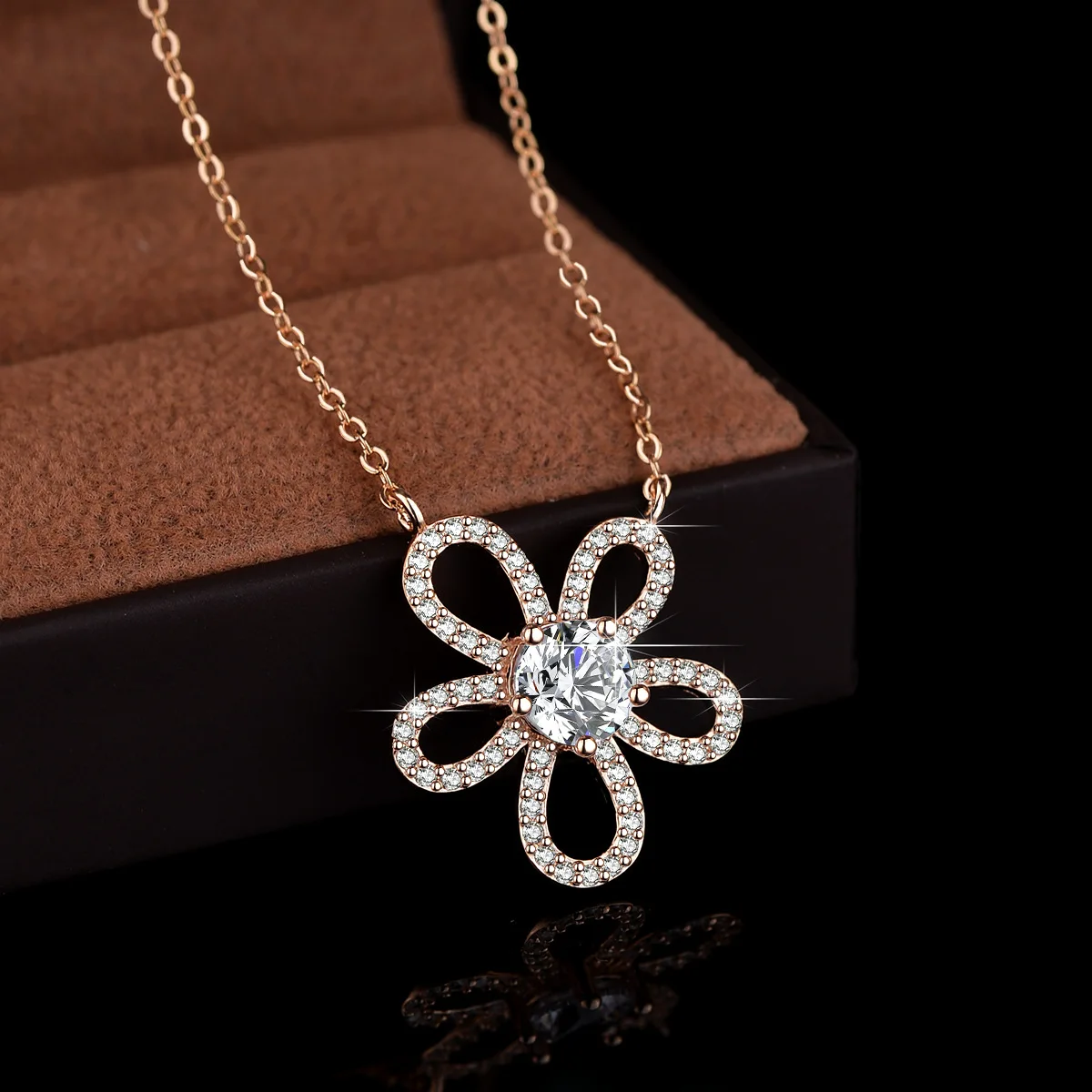 

18K Gold Inlaid Pendant, Moissanite Necklace, Women's Sunflower Flower Pendant, Platinum PT950 Diamond Collarbone Chain