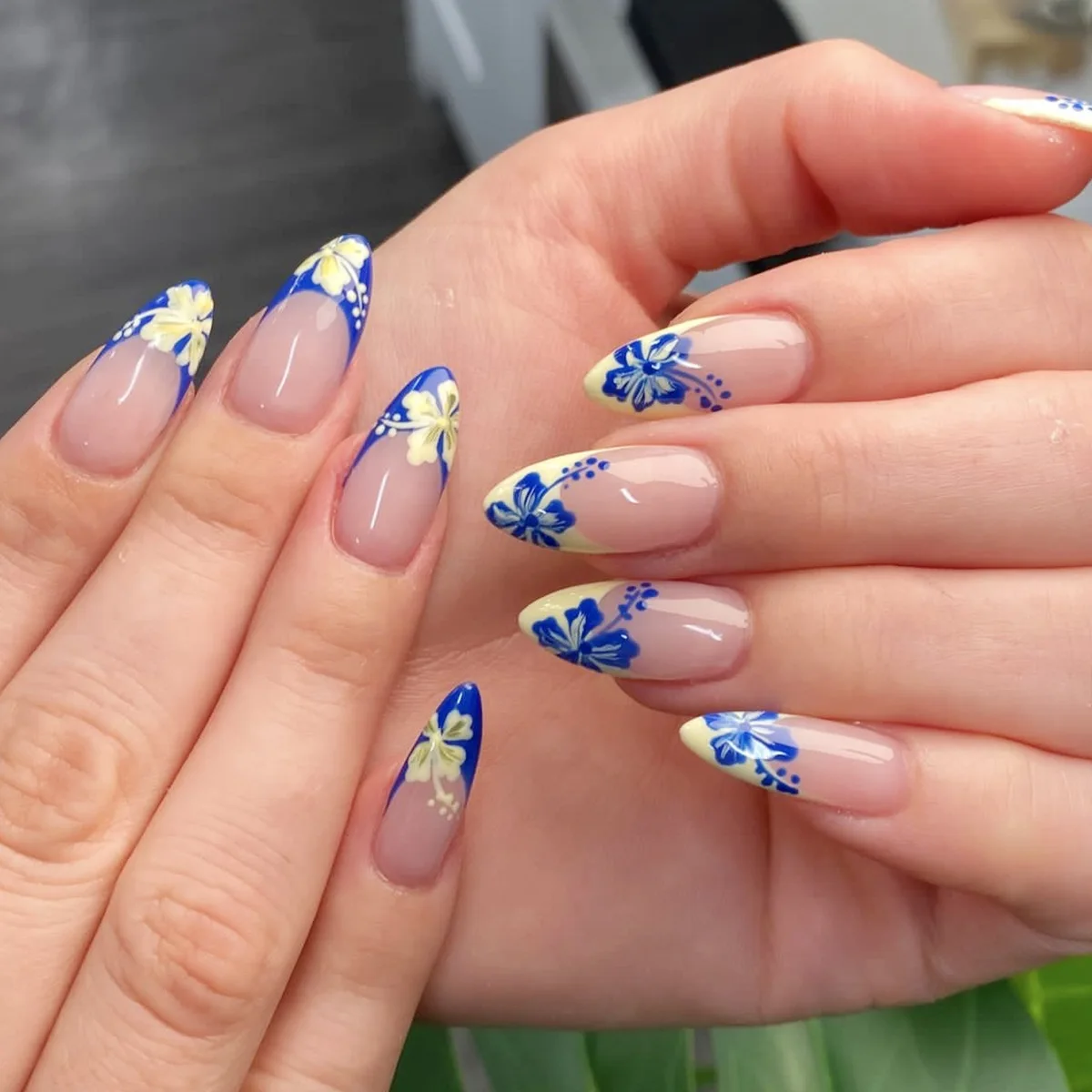 24pcs French Style Press On Nails Almond Fake Nail Patches With Blue Yellow Flower Designs Reusable Korean False Nail Tips