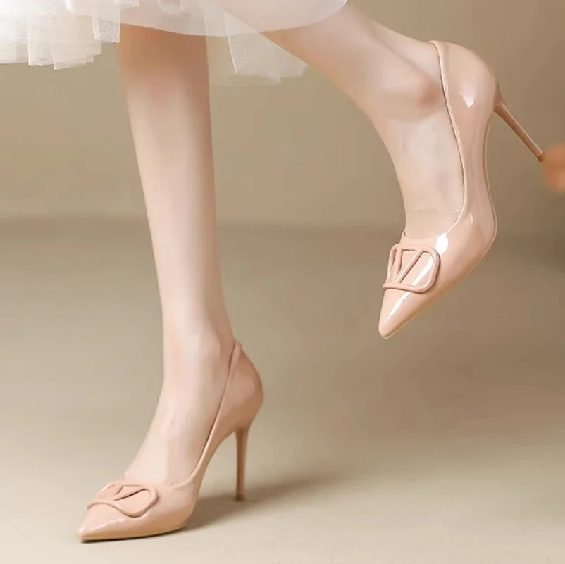 أحذية عالية الكعب جديدة لربيع وخريف 2025 مضخات جنسية من الجلد اللامع الفرنسي المدبب للأحذية النسائية