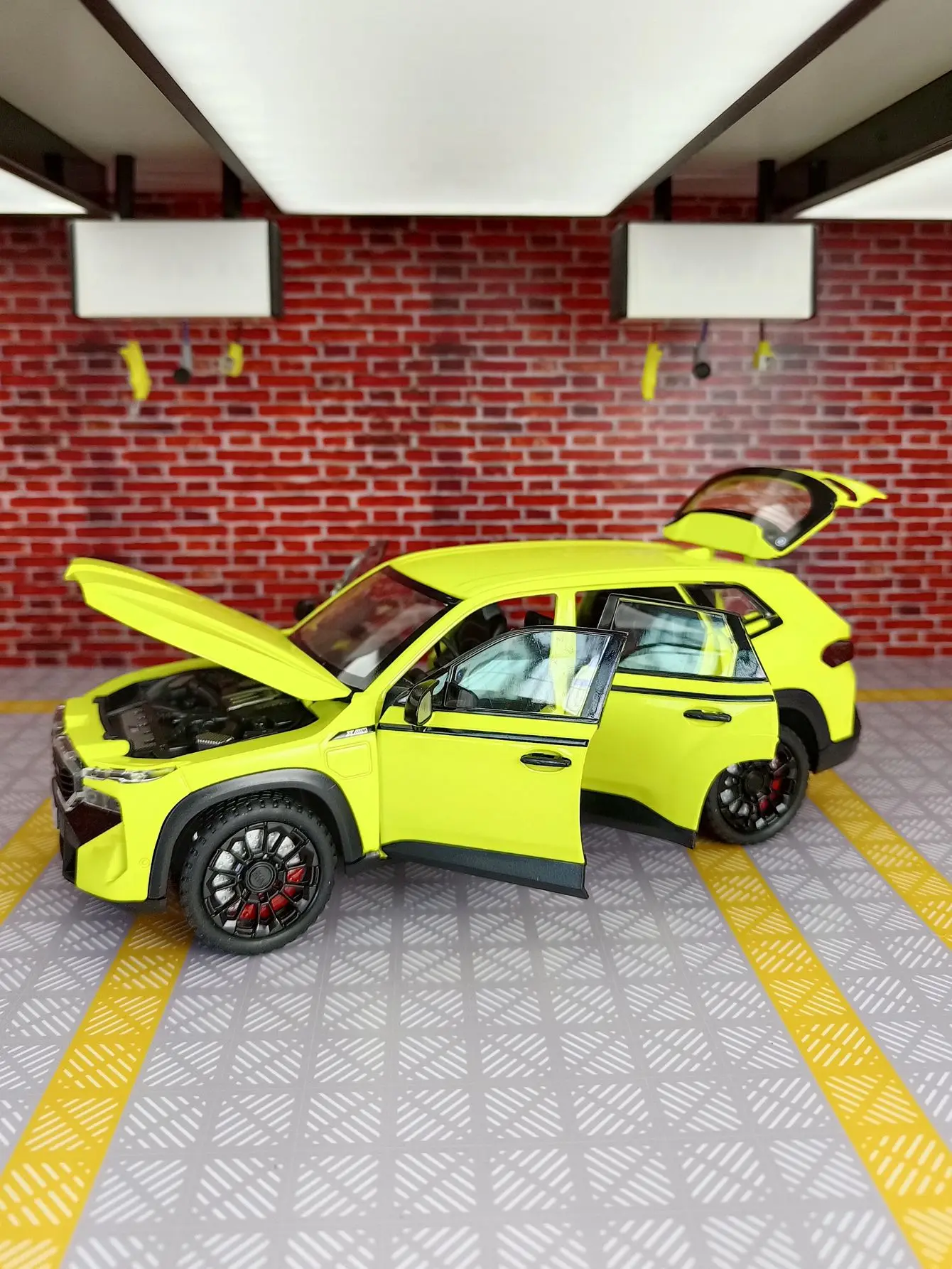 1:24 simulación BMW XM vehículo todoterreno modelo de coche de aleación, puertas y capó del motor, el maletero se puede abrir, regalos de sonido y luz