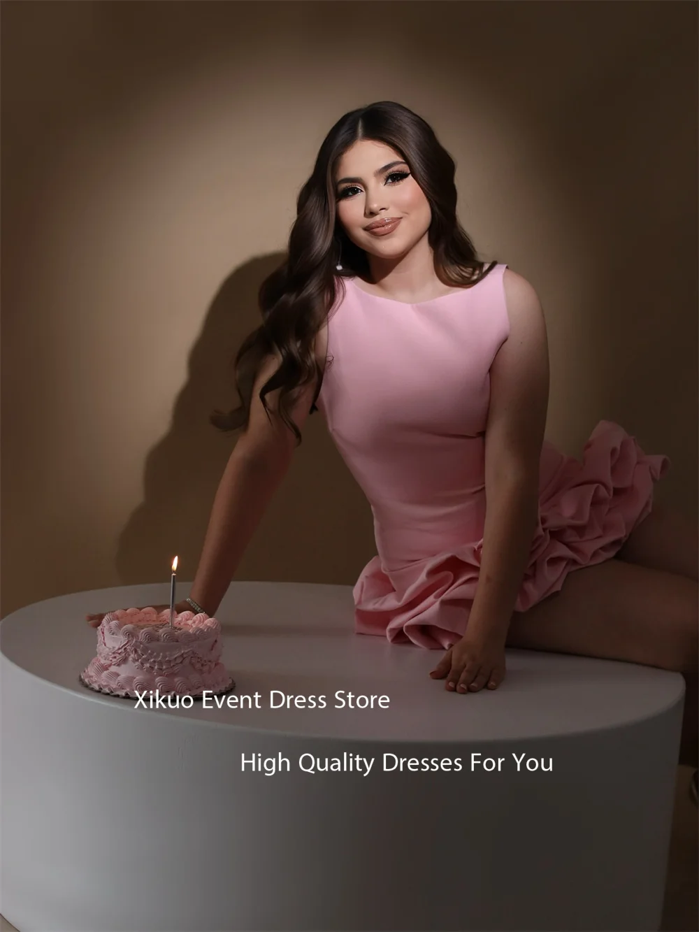 Xikuo gegolfde cascade zoom galajurk roze bodycon satijnen avondjurk boven de knie rugloze speelse verjaardagsfeestjurk op maat