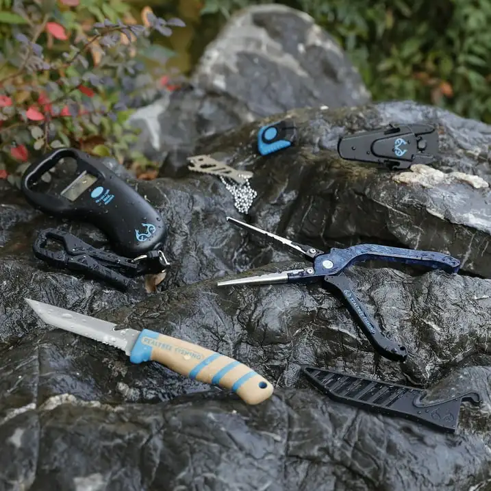 

7 Piece Angler's Collection Fishing Kit with Stainless Steel Blade and Scale