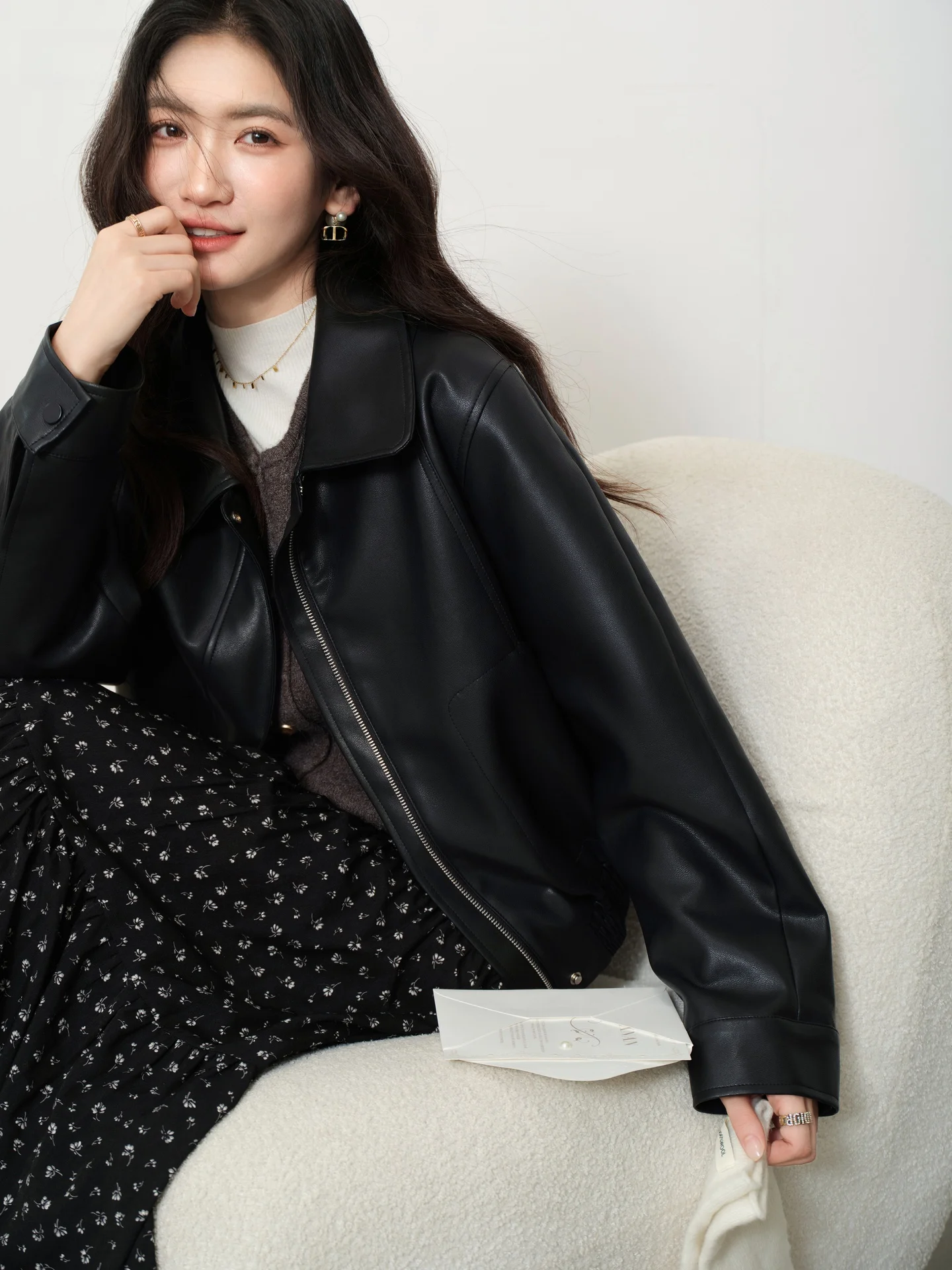 Jaqueta de Couro Preta Feminina: Nova Coleção Outono, Modelo Slim Exclusivo com Gola Alta, Estilo Motoqueira, Marca Sle, Agasalho Feminino