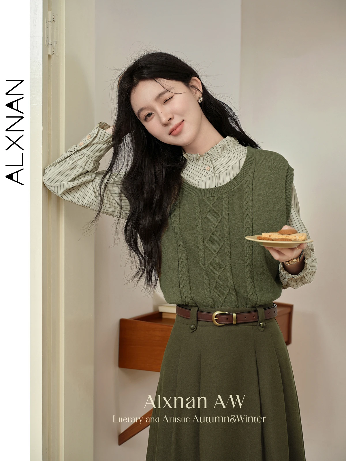 

ALXNAN Women's Retro Knit Sweater Vest Trendy Olive-green O-neck 2024 Fall Winter Loose Sleeveless Top Sold Separately QYM002235