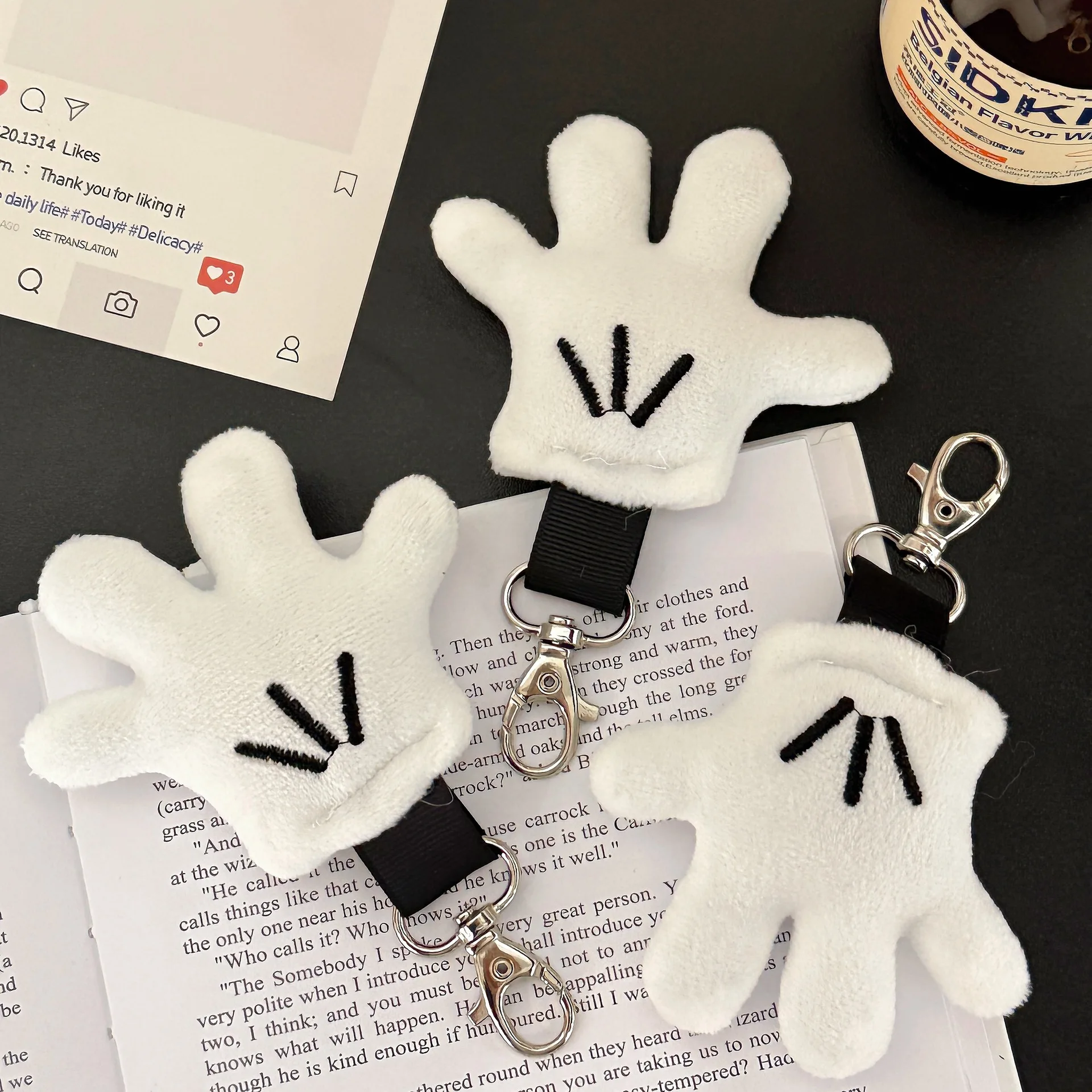 جميل رائع ميكي قفازات سلاسل المفاتيح Y2K سحر محشوة الأيدي حلية قلادة كيرينغ سيارة على ظهره الموجودة في قاعدة المفتاح الديكور الهدايا