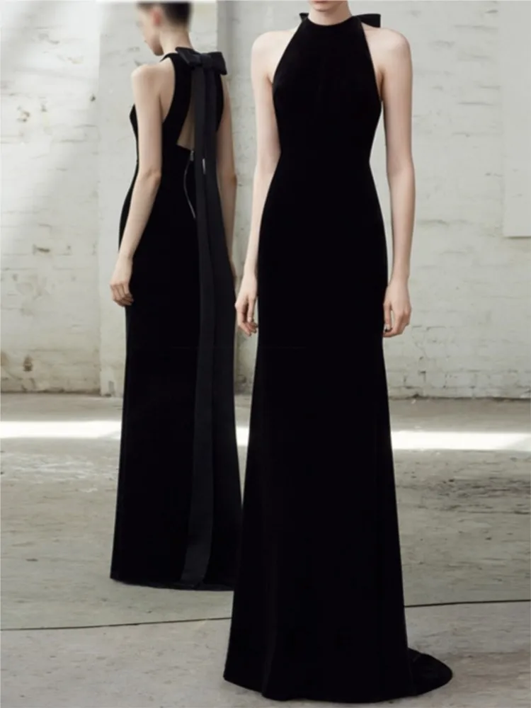 

Black halter-neck velvet dress for elegant banquets red trailing toasting