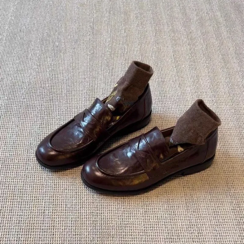 2026 Frühling Sommer Neue Damen Leder-Loafer Slipper mit niedrigem Absatz Retro Vintage Mode Vielseitige Britische Trend Freizeitschuhe