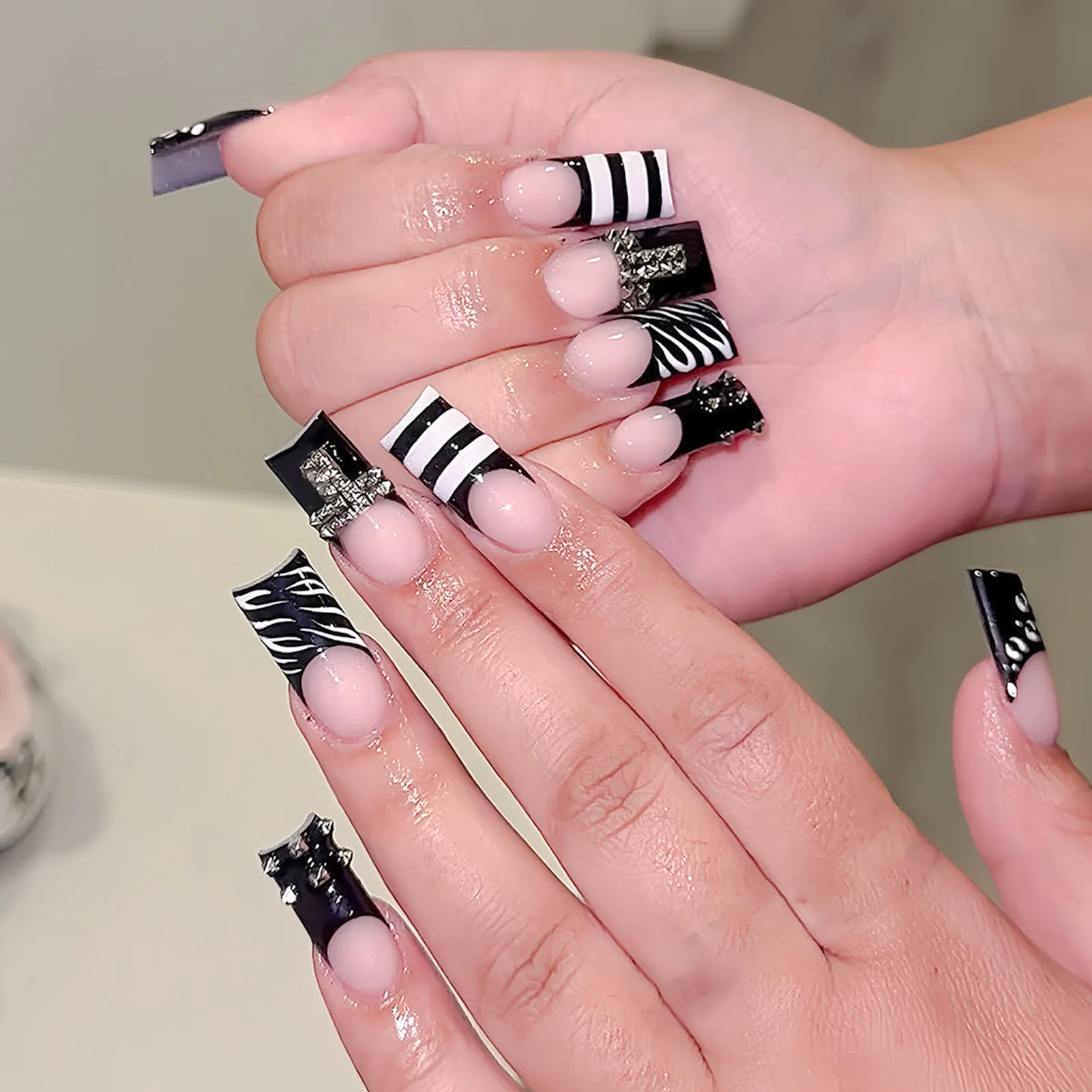 24pcs Square Press On Nails French Nail Tips with Black White Strips French Manicure Art DIY Wearable False Nails for Cool Girls