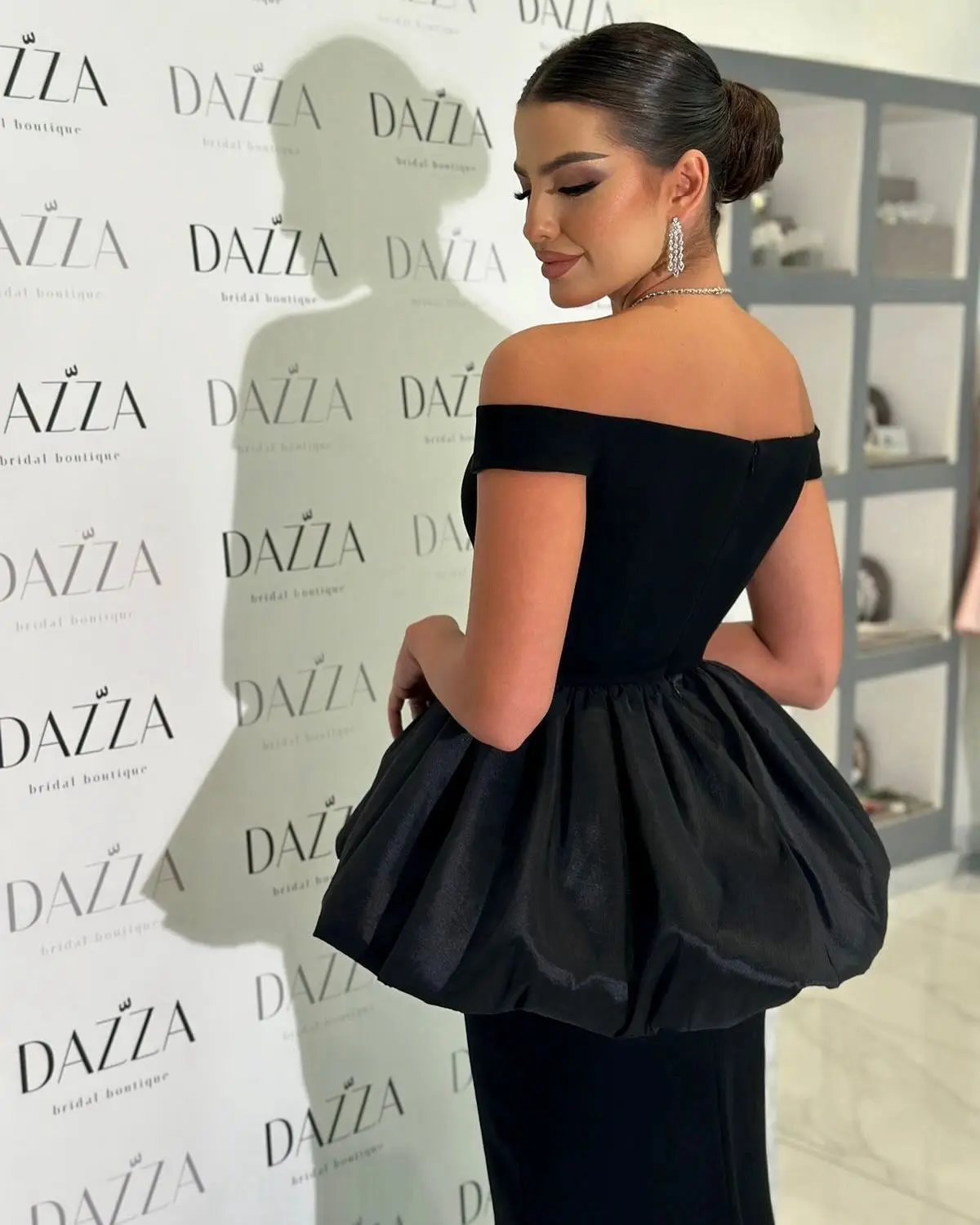 Meetlove czarne, bez rękawów, bez rękawów, długość do podłogi syrenka proste satynowe suknie na bal maturalny z dekoltem w kształcie litery V dla kobiet Party dostosowane