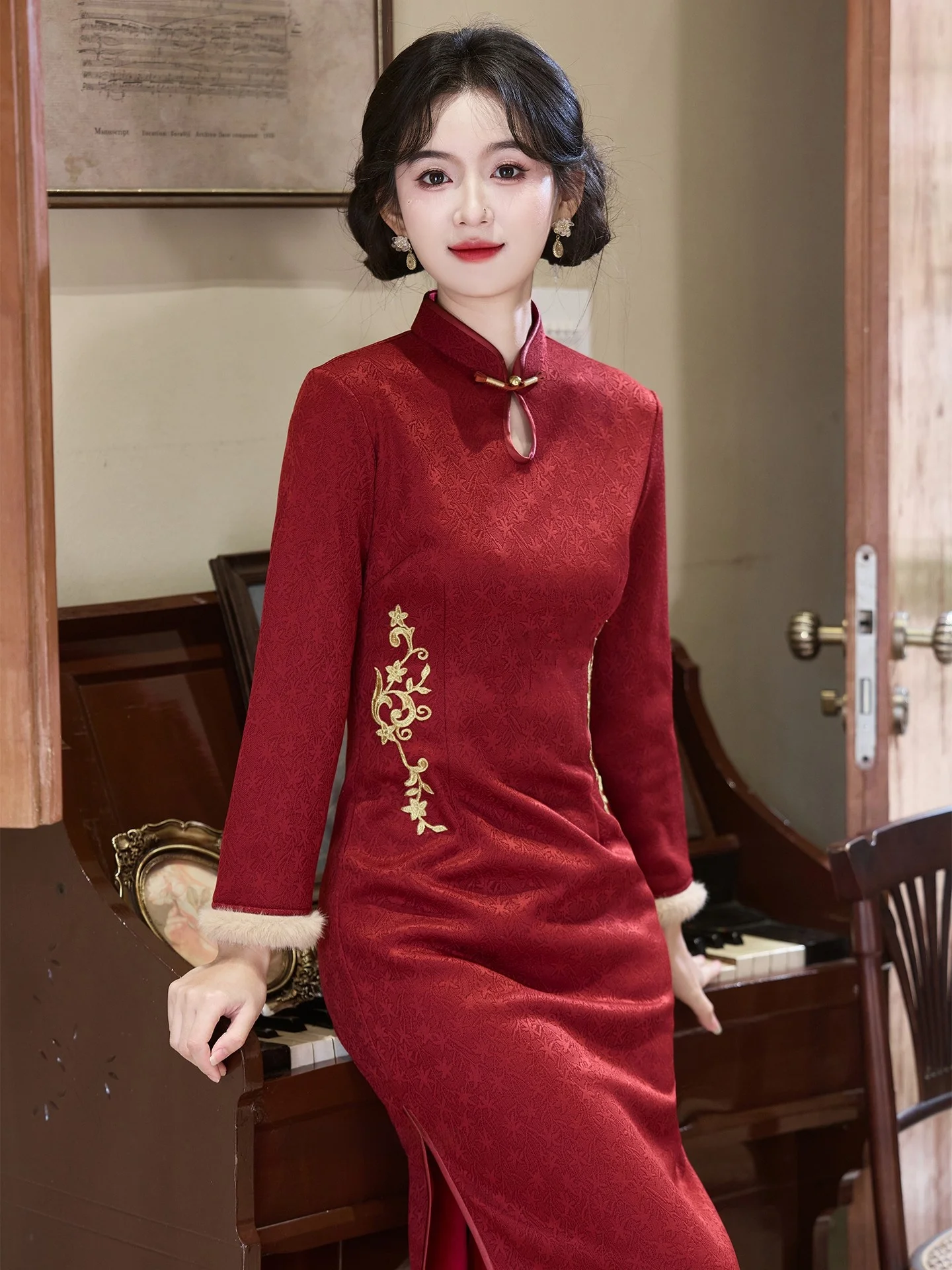 

Красное свадебное платье-ципао в новом китайском стиле, зимняя одежда для девочек, для помолвки, с длинными рукавами и высоким разрезом