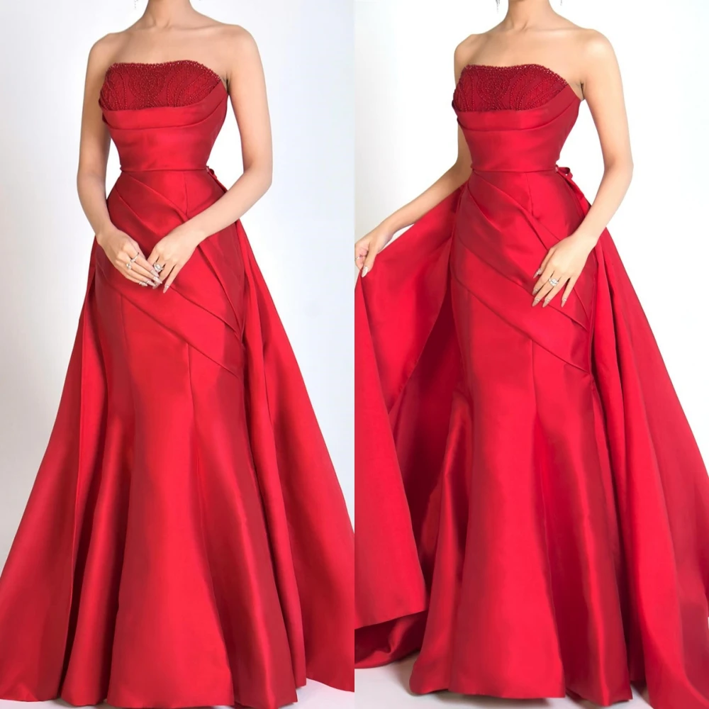 Vestido de noche de satén rojo elegante personalizado, vestidos de fiesta clásicos sin tirantes sin mangas, vestidos de celebridades con cuentas de sirena delicada