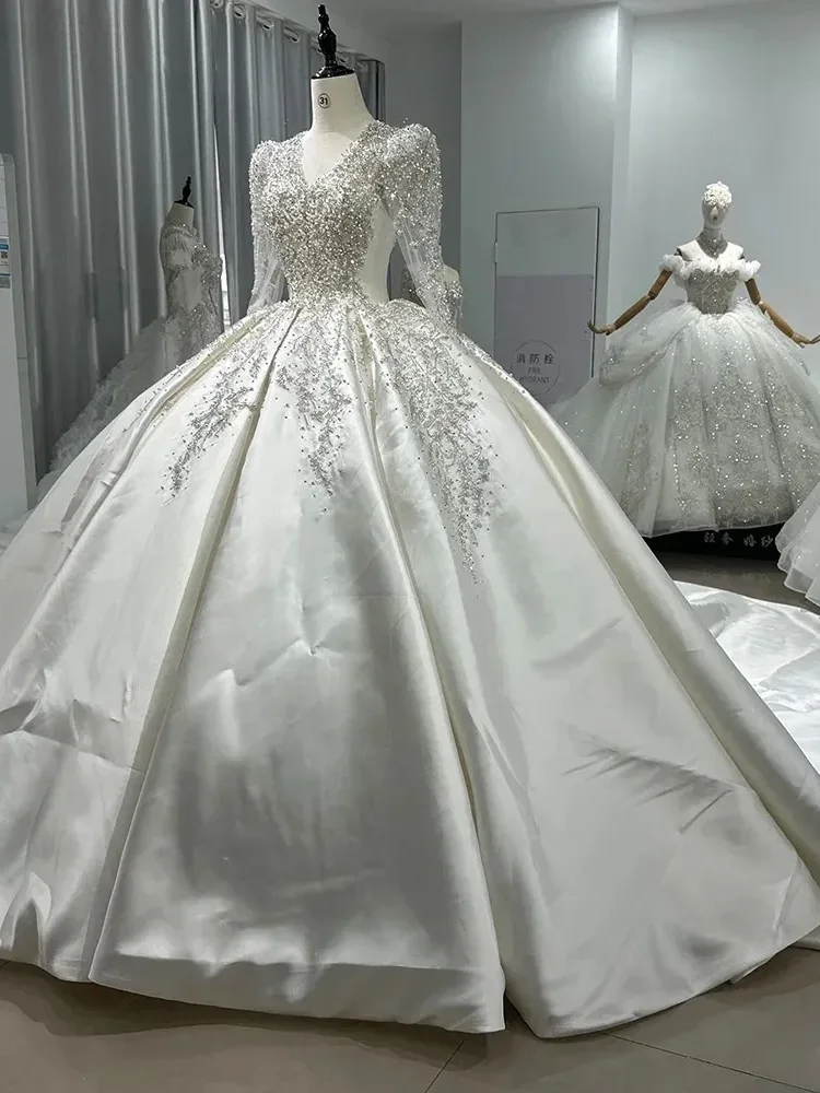 Abito da sposa in raso con scollo a V a maniche lunghe 2025 Nuovo abito francese di lusso a coda lunga Abito da sposa lucido personalizzato