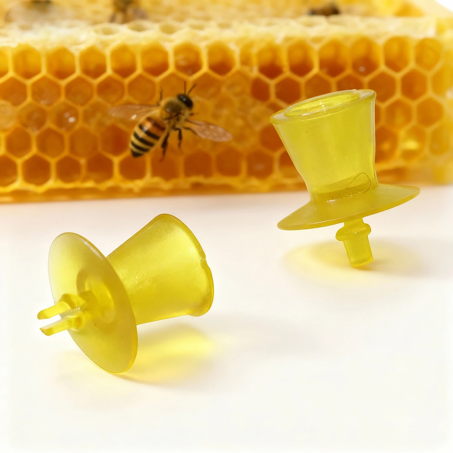 50Pcs Plastic Queen Bee Cell Cup Queen Breeding Rearing Cell Plastic Base Mount Beekeeping No-Graft Equipment Apiculture Supplie