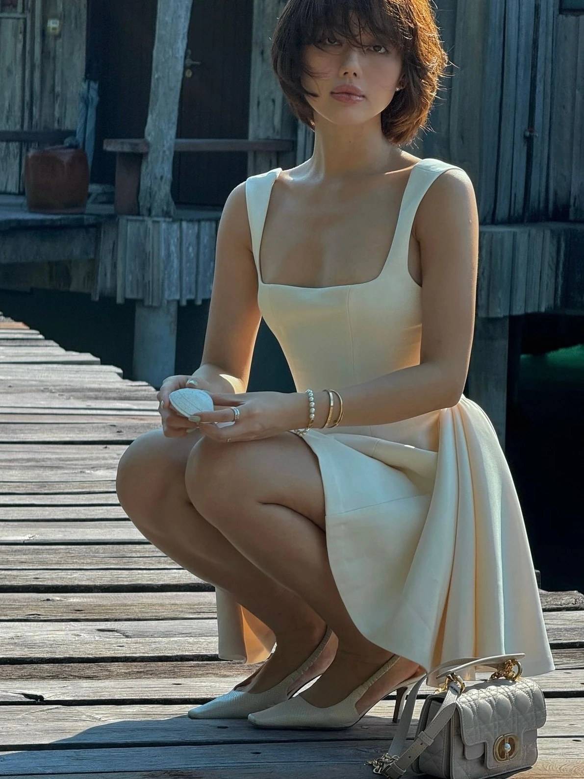 Estilo francés Beige verano Sexy Chic Mini vestido mujeres cuello redondo volantes sin mangas Vocation playa fiesta señoras vestido Vestidos nuevo