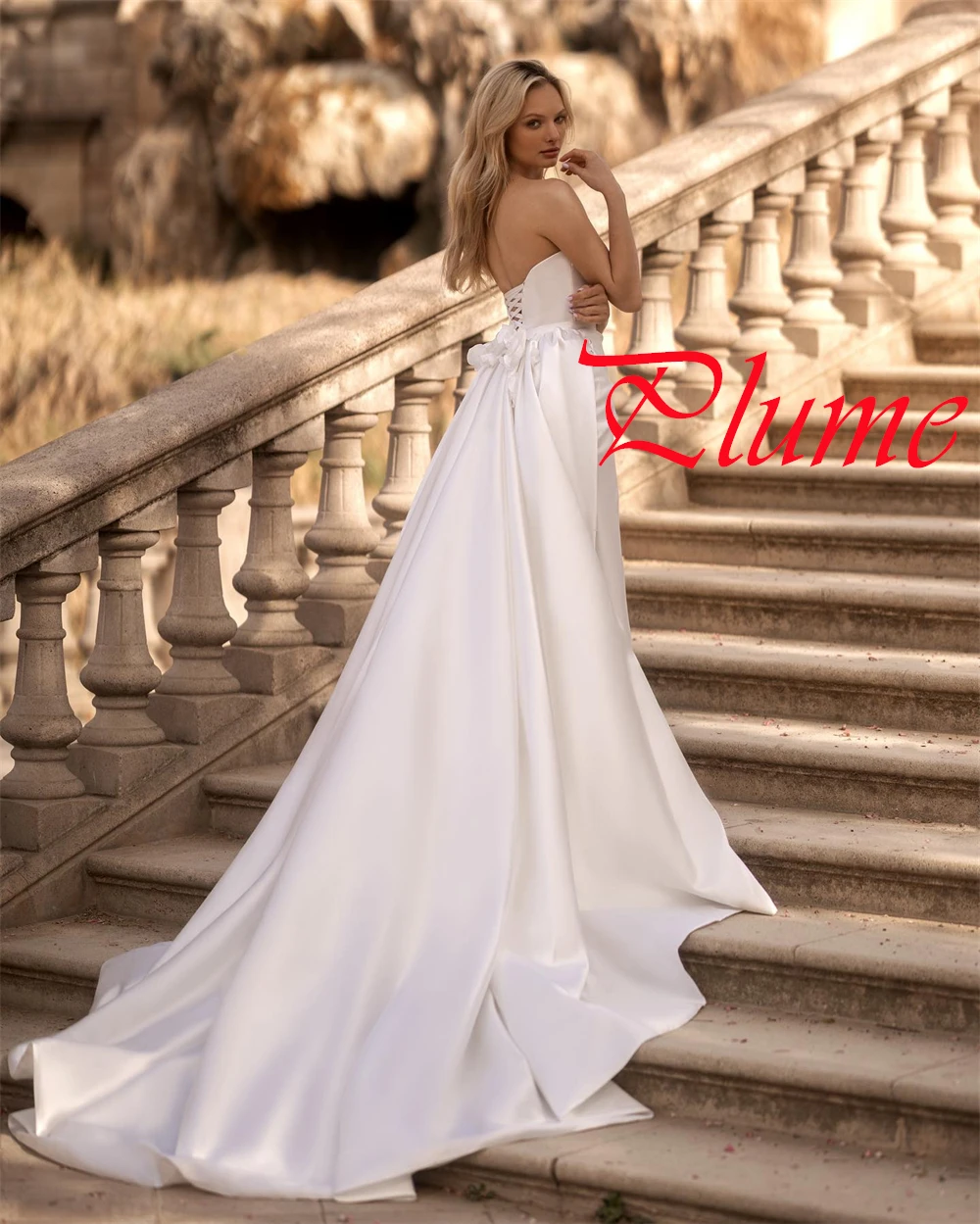 ที่กําหนดเองประณีตสีขาวซาตินชุดเจ้าสาวอารมณ์ Strapless Appliques ชุดแต่งงาน Chapel Train Lace Up กลับชุด