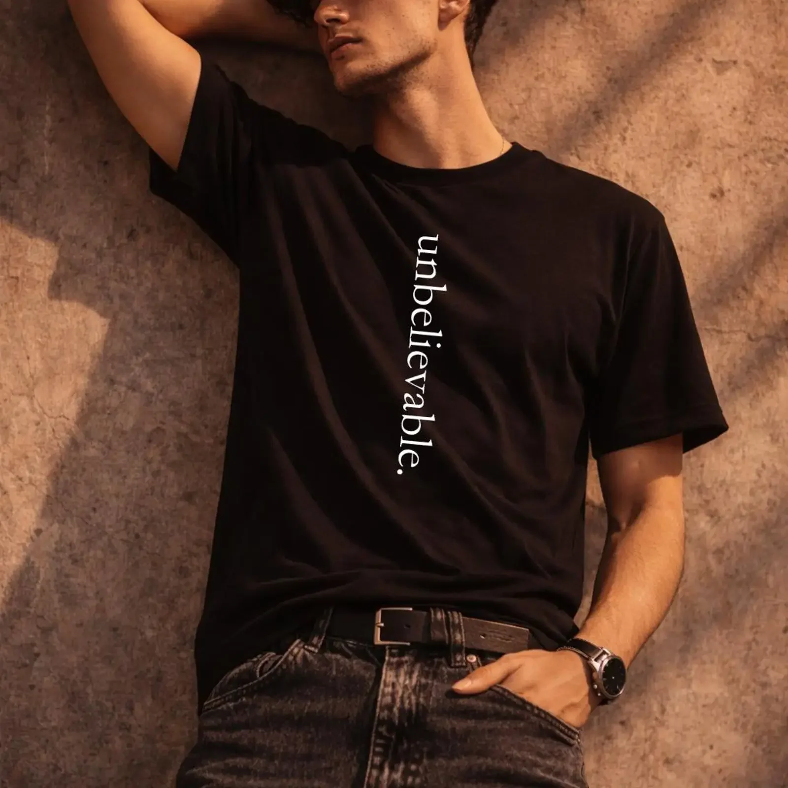 T-shirt incroyable avec typographie minimaliste, style épuré et minimaliste, vintage, effet délavé, doux, mode homme, vêtements de créateur élégants
