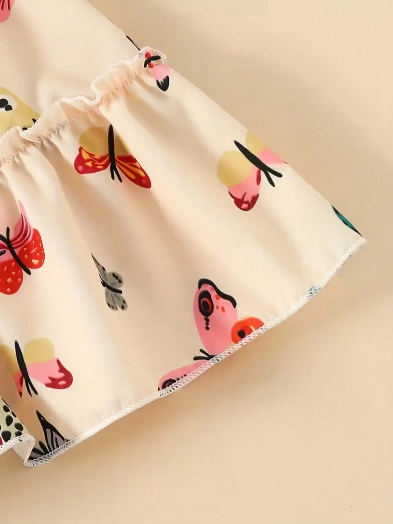 Mädchen-Herbstkleid mit quadratischem Kragen, langen Ärmeln, tailliertem Schnitt, Schmetterlingsmuster und mittellangem Rock, Kinderbekleidung. – Detail 7