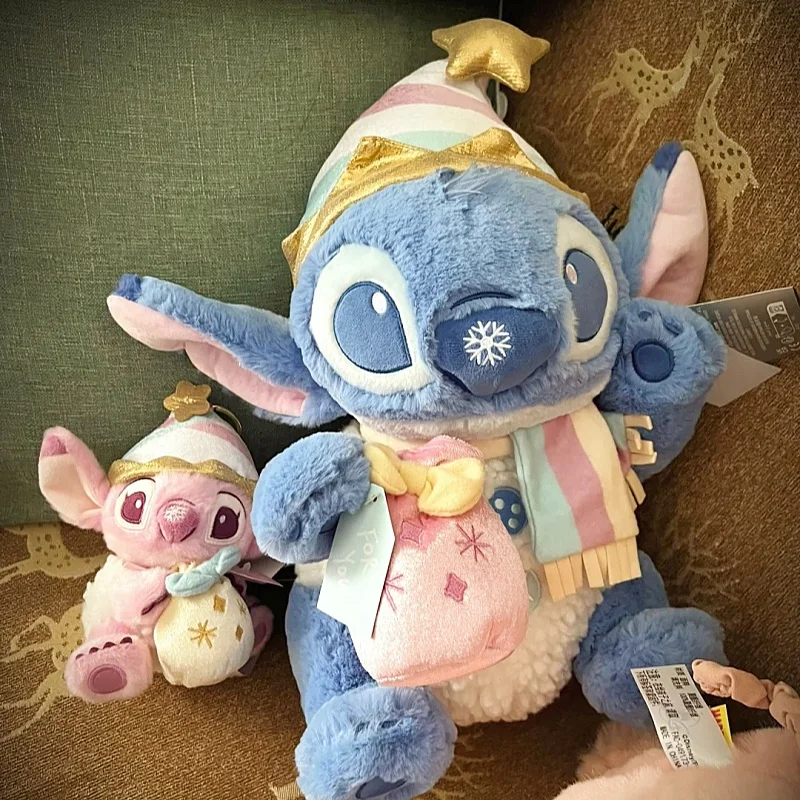 LLavero de muñeco de peluche de la serie Disney Stitch muñeco de nieve, bolso de invierno Kawaii, llaveros de peluche refinados y lindos, regalo de Año Nuevo