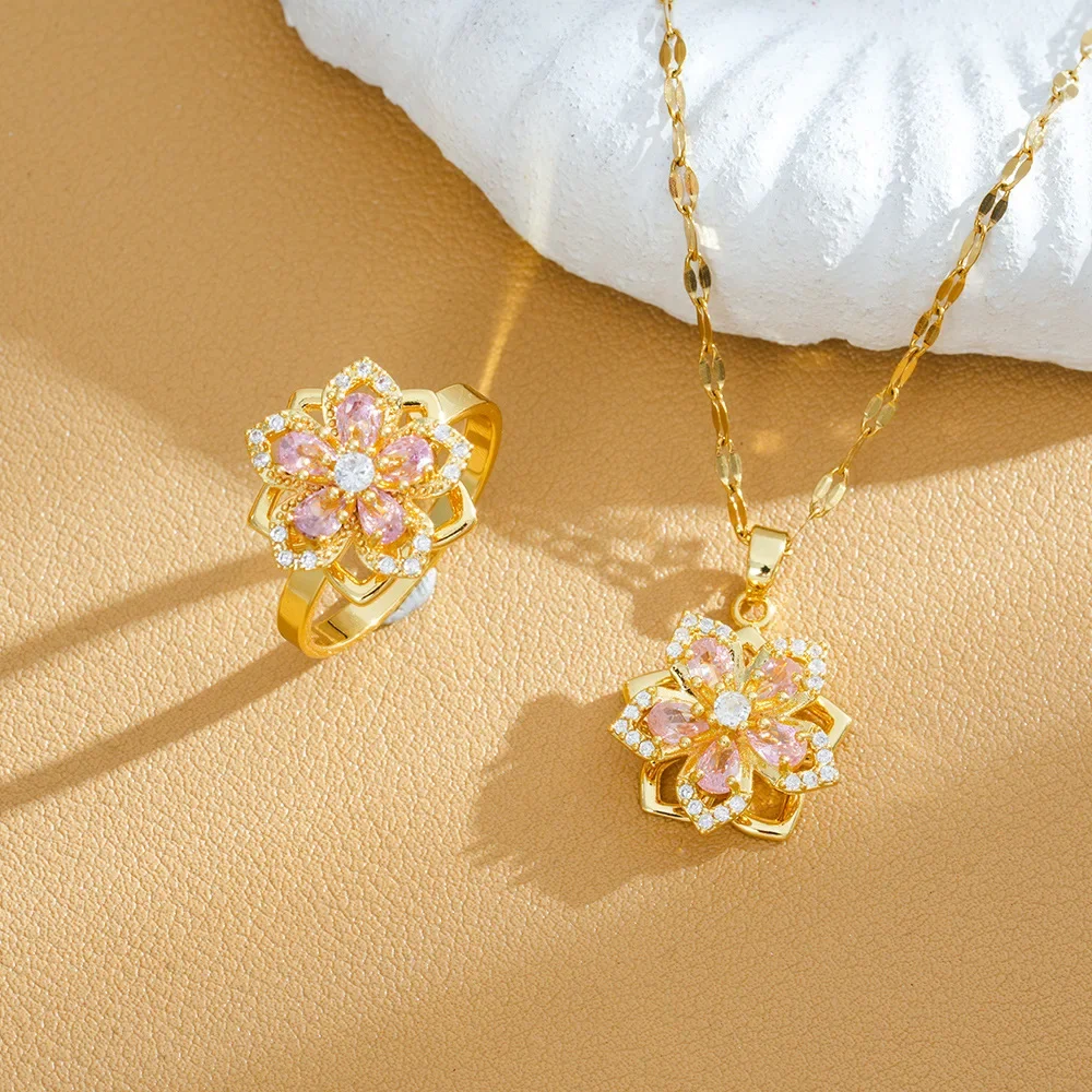 Самый продаваемый титановый стальной ожерелье с вращающимся цветком имеет нишевый дизайн для женщин.