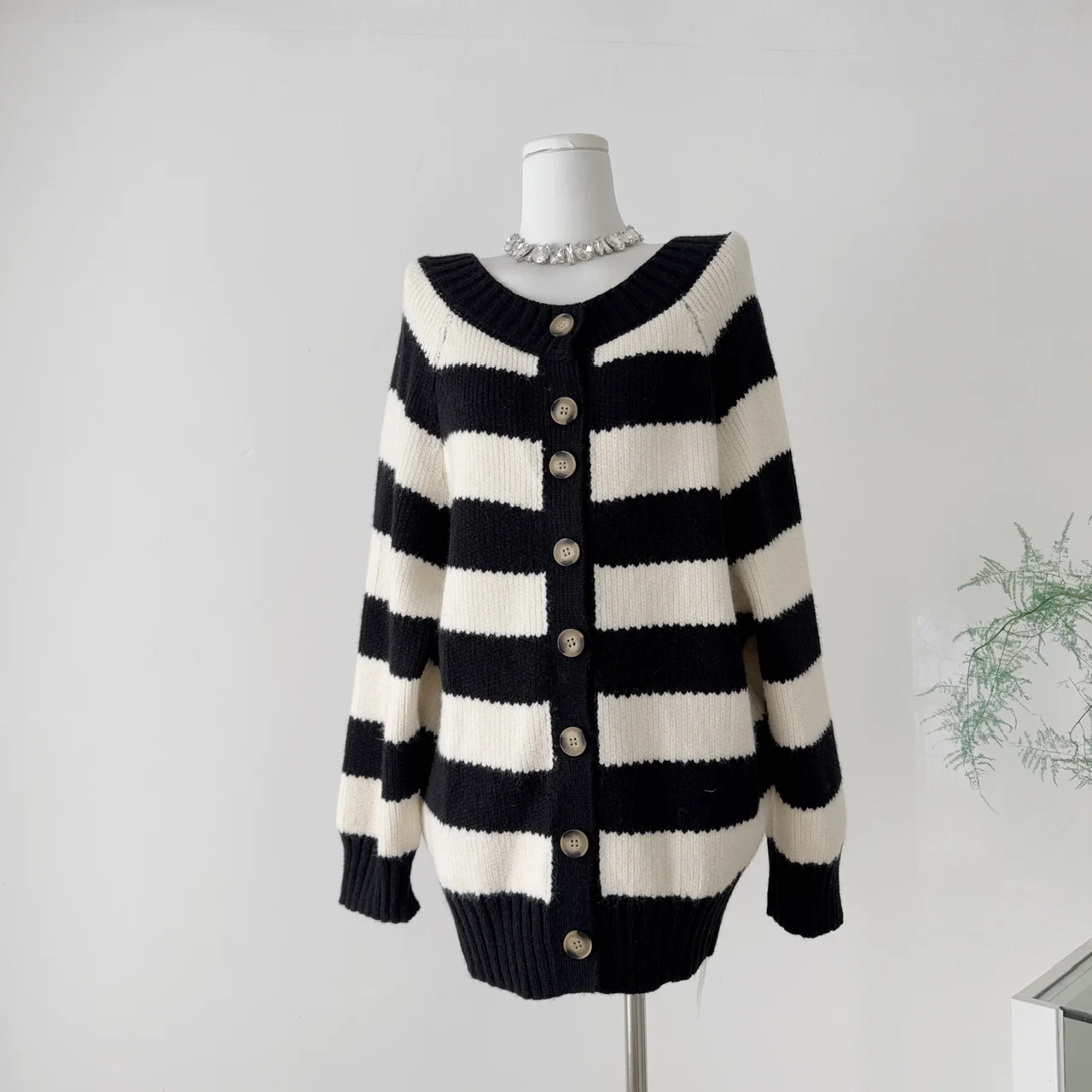 

2025 Autumn Winter New Outerwear Korean Fashion Cardigan Women Black and White Versatile Knitted Long Sleeve Sweater Coat F209