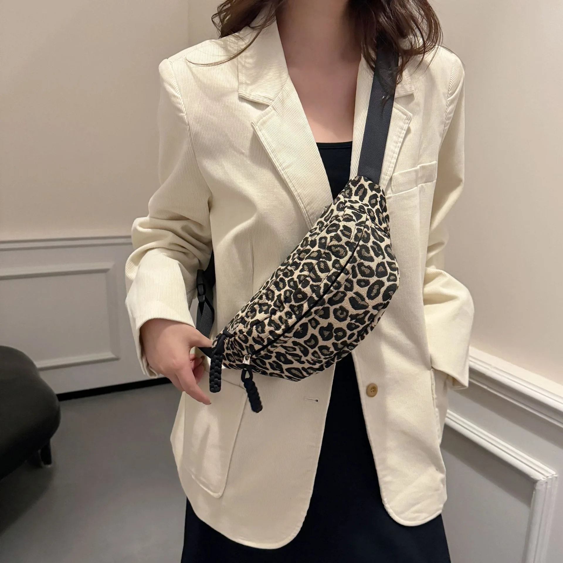 

Women's leopard print crossbody fashion shoulder bag for casual outings