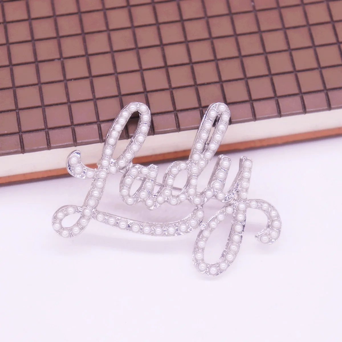 Custom Stylish Alloy Metal Imitation ABS Pearl Letters LADY PIN Brooch