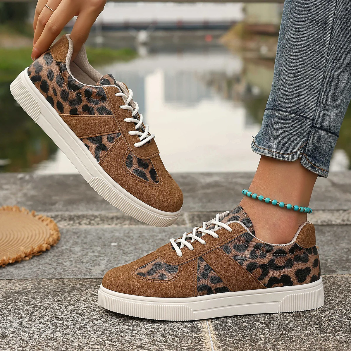 2025 new casual board shoes autumn and winter pine shoes women leopard print front strap thick soled women's shoes