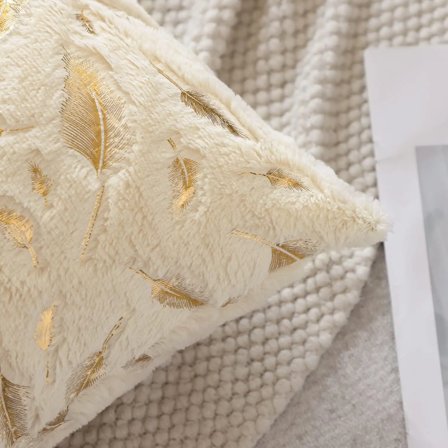2 Stück Kunstfell Folienprint Feder Dekorative Kissenbezüge, Flauschige und Weiche Plüsch-Kissenhüllen, für Sofa, Bett, Wohnzimmer – Detail 6