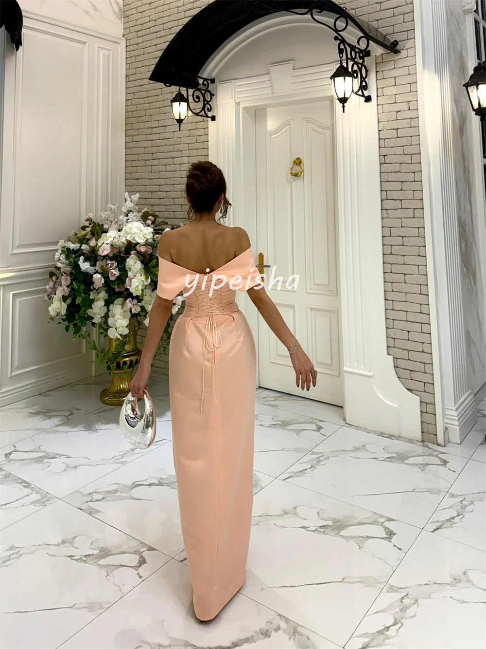 มีขนาดที่เรียบง่ายและปรับแต่งได้ ชุดเดรสยาวแบบเปิดไหล่ จับจีบแบบโบว์ ชุดเดรสสำหรับโอกาสพิเศษ สไตล์โมเดิร์น คลาสสิก