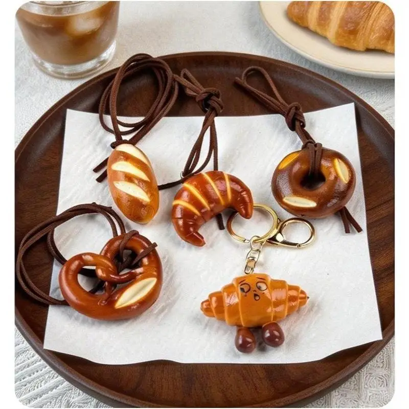Realistischer handgefertigter Croissant-Brot-Anhänger Schlüsselanhänger Niedlicher Lebensmittel-Charm für Taschen, Autos, Schlüsselringe, Küchendekoration, Geschenke – Detail 7