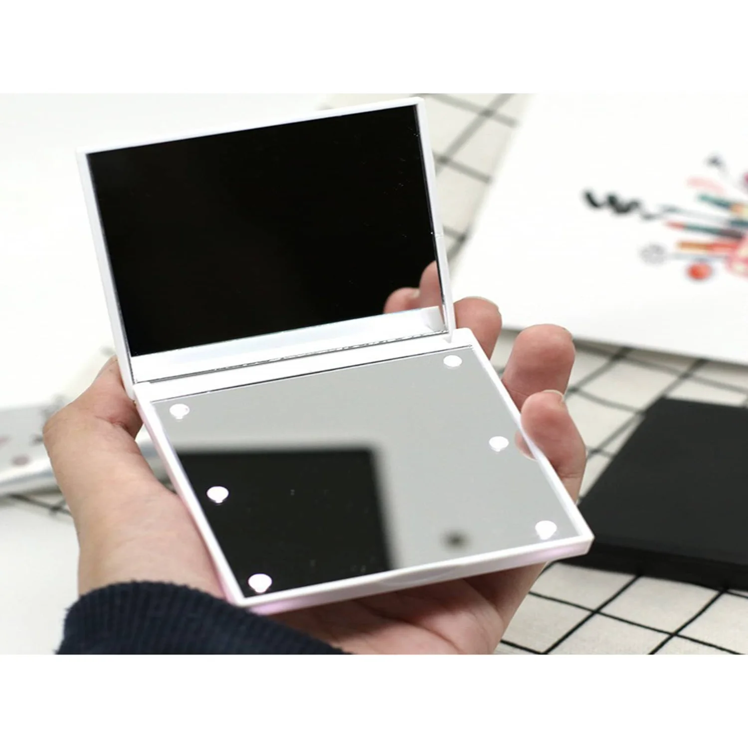 1Pc Portable Lighted Pocket Mirror With Double Sided Foldable Makeup Mirror, Battery Not Included (Need To Be Purchased Separate