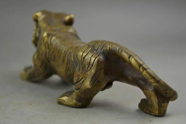 Elaborate Chinese Old Handwork Copper Lifelike Robust Tiger Auspicious Statue