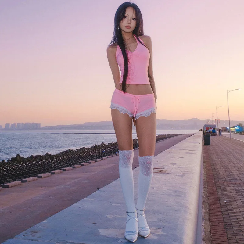 

A new two-piece fashion set of sexy necklaces, chest wraps, slimming and wrinkled shorts from Europe and America