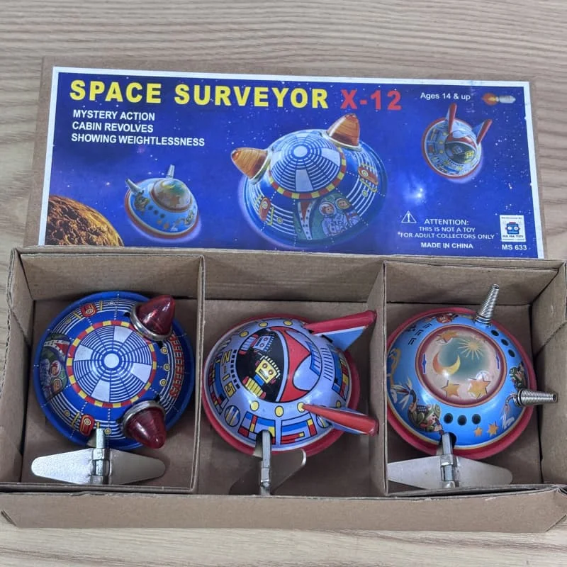 

[Funny] 3pcs/lot Adult Collection Retro Wind up toy Metal Tin UFO space ship space surveyor spaceman Clockwork toy vintage toy