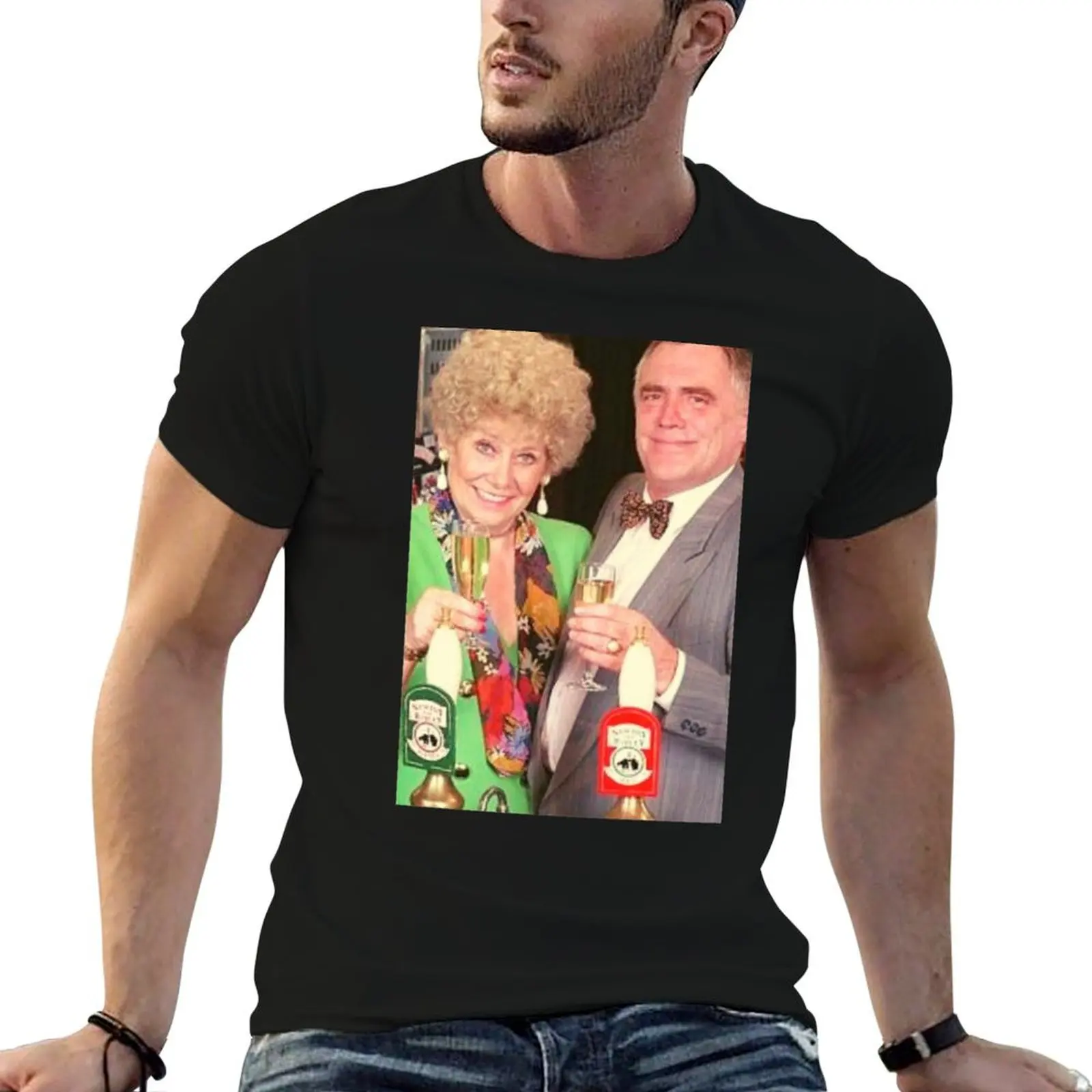 CORRIE LEGENDS JACK AND VERA DUCKWORTH Camiseta larga, camisetas de diseñador, camiseta esencial, camisetas de algodón para hombre, camiseta 100%