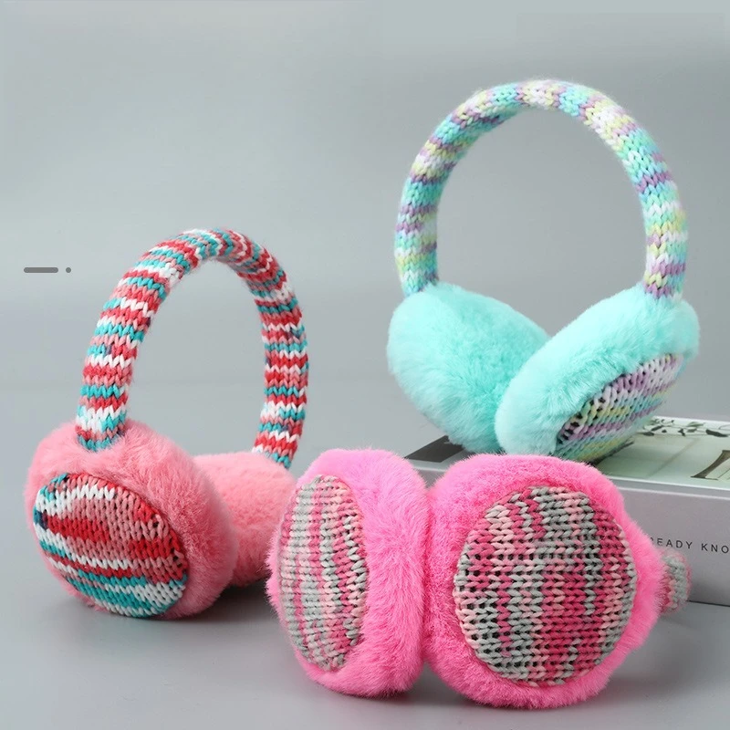 

Knitted wool cable-knit warm ear muffs for outdoor use, portable, anti-cold, and anti-freeze, with faux fur lining.