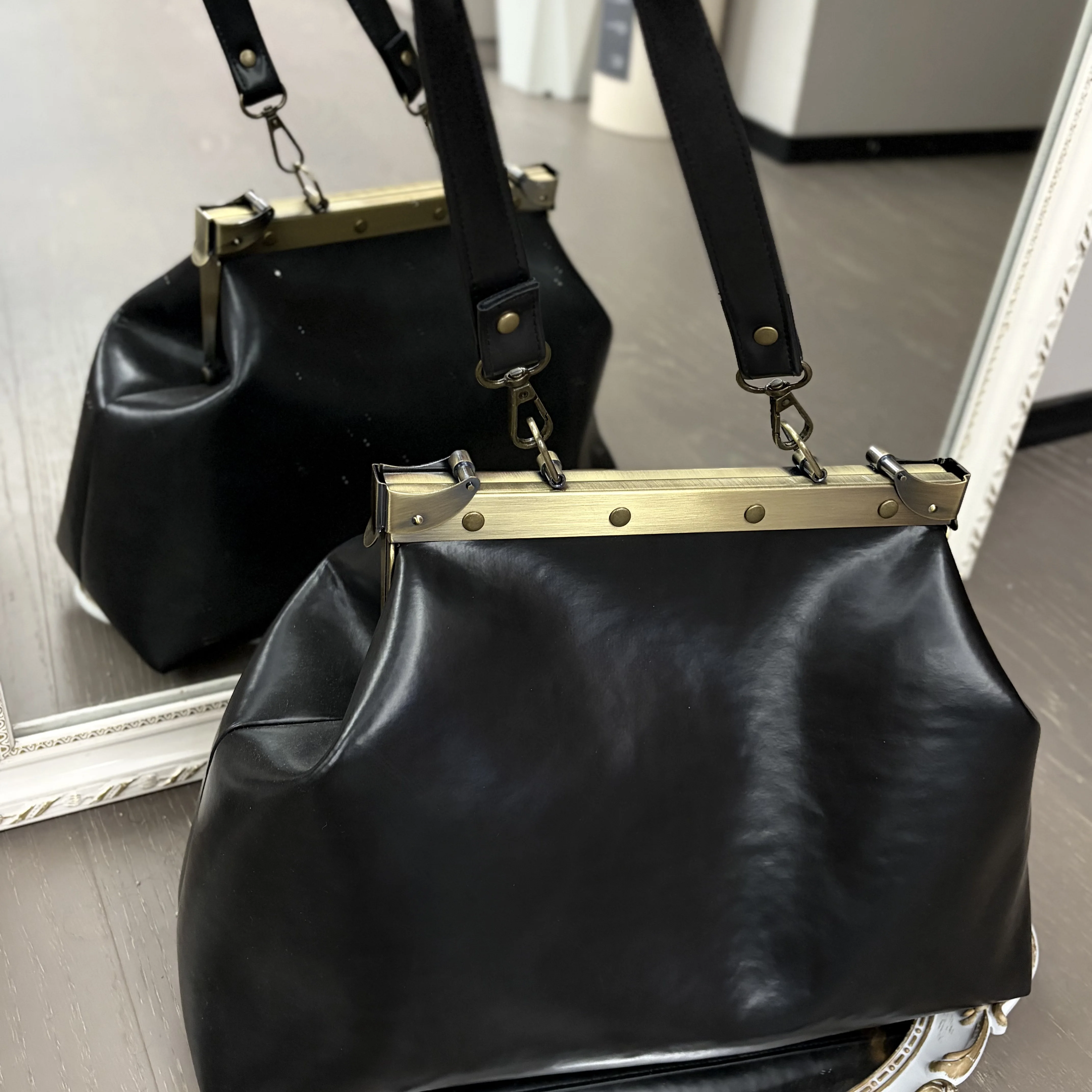 LOST IN VINTAG Eco-leather Bags Meditative Laptopbag ClaspClutch Bronze Fittings Handbag Proudly Carried In Hand 35x25x15cm
