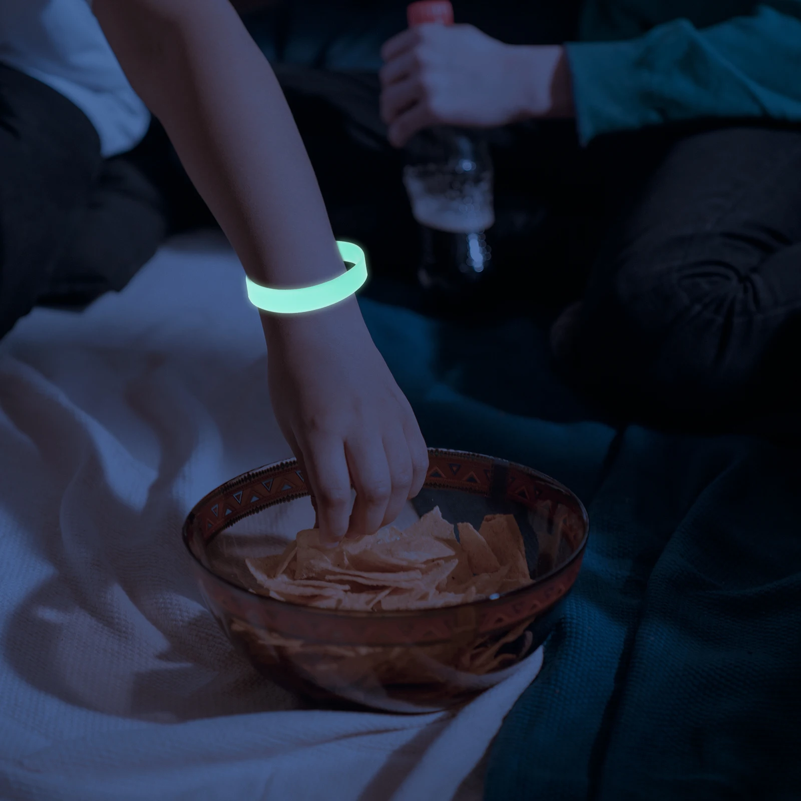

100 Pcs Luminous Silicone Bracelet Light up Wristbands Halloween Glow Silica Gel New Years Eve Party Supplies Favors Man