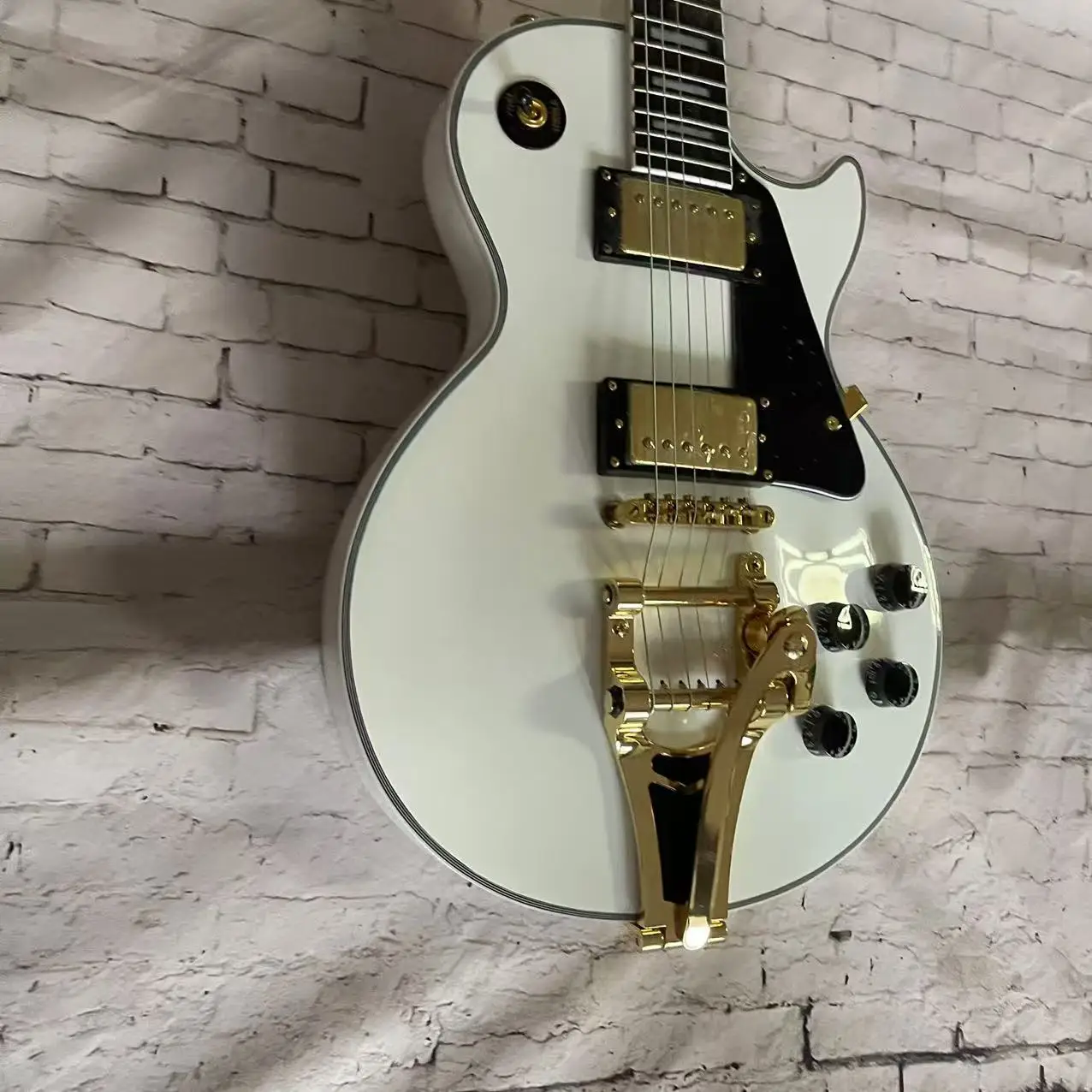 Electric Guitar 6-Chord Electric Guitar, White Body, Trembling Joystick, Factory Realistic Photo, In Stock, Order and Ship Immed