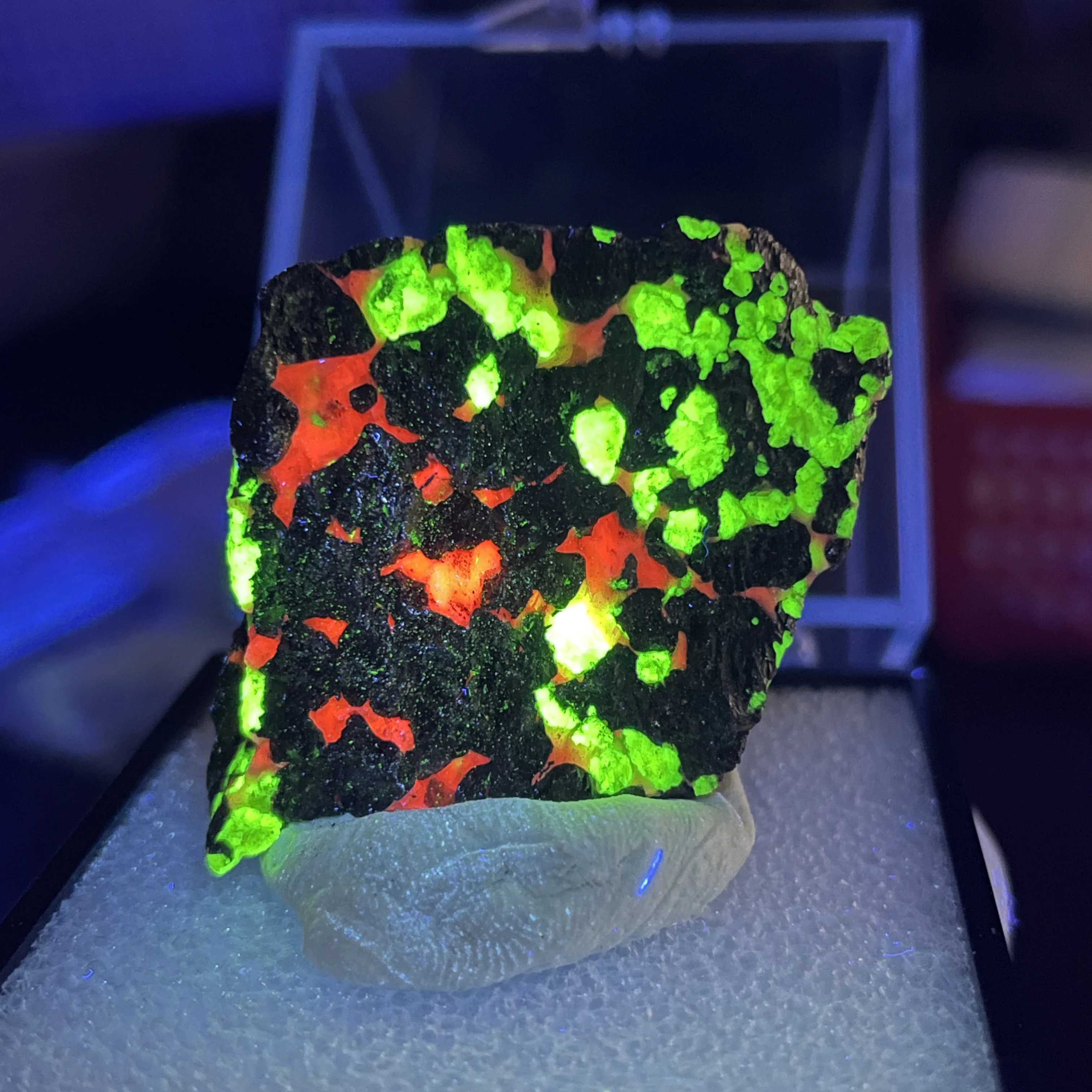 Natural America (Fluorescent Green) Willemite Rock Mineral Specimen Healing Stone Home Decor Box Size 50*50mm