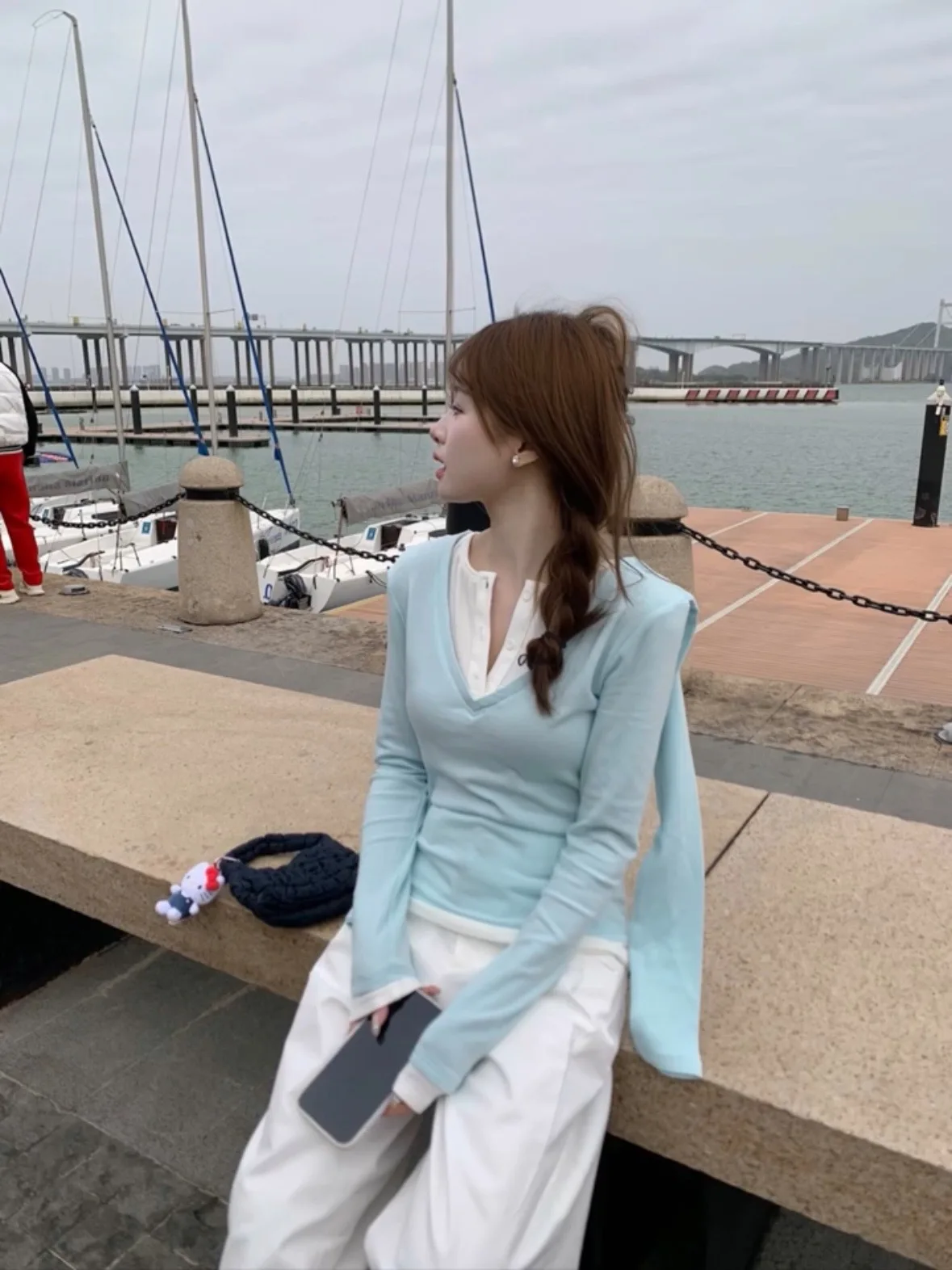 بلوزة نسائية كورية أنيقة بأكمام طويلة للخريف والشتاء، تصميم ضيق بياقة مفتوحة ونمط إبداعي مناسب للعمل