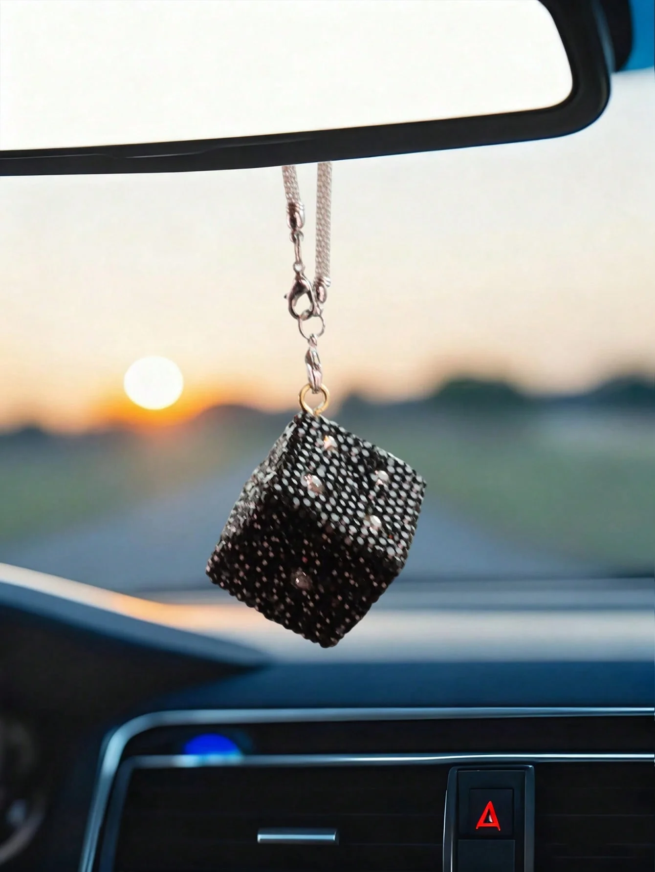 قلادة سيارة النرد الكريستالي اللامع - سحر محظوظ أنيق مع أحجار الراين، مثالية لمرآة الرؤية الخلفية ولوحة القيادة أو سلسلة المفاتيح أو الحقيبة