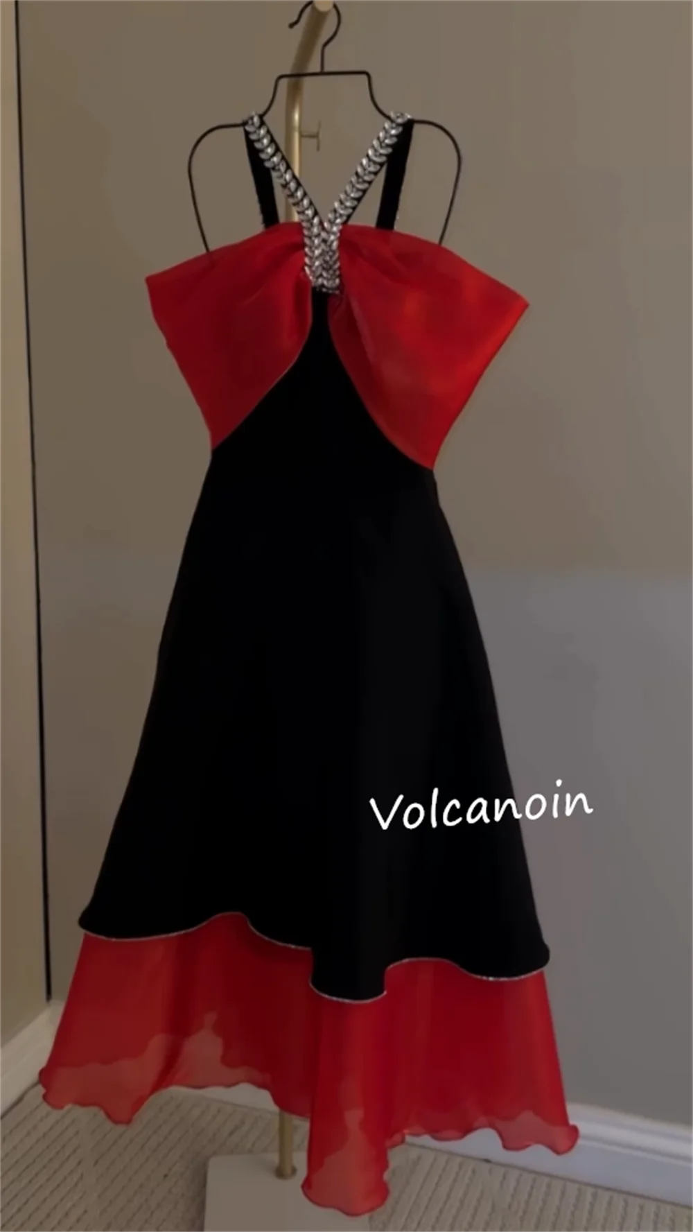 カスタマイズされたジャージーラインストーン A ラインオフショルダーミディド​​レスオーダーメイドの機会パーティーシンプルなファッションモダンなスタイル